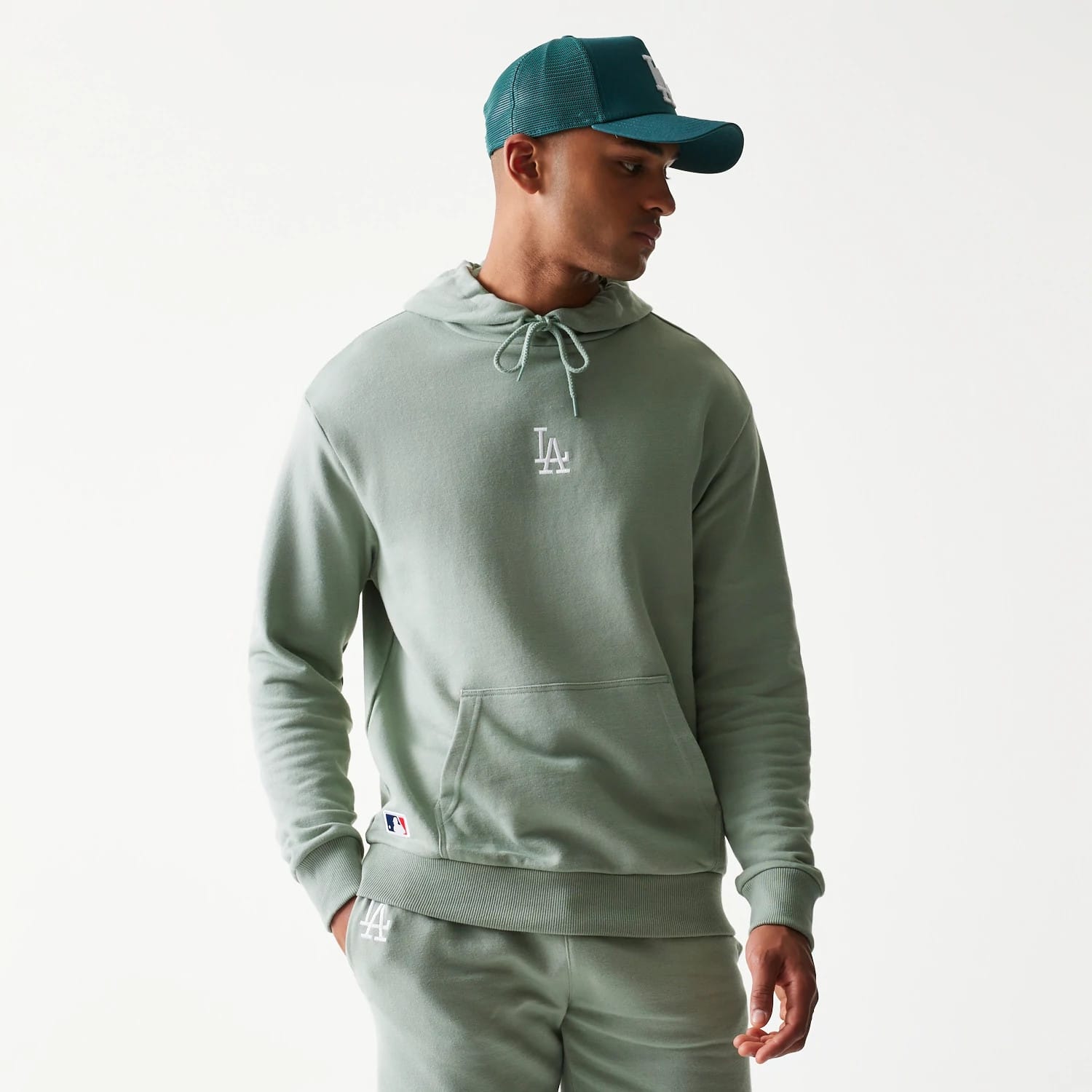 The model is wearing this MLB League Essential Midi LA Dodgers Oversized Pullover Hoodie in green. 1