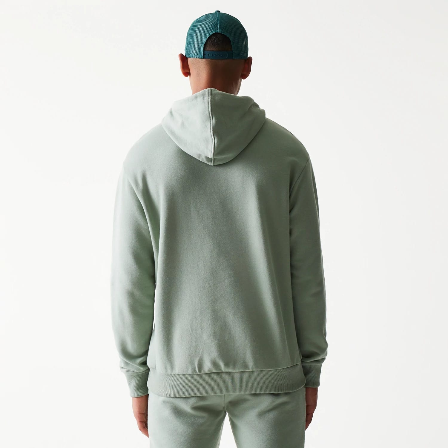 The model is wearing this MLB League Essential Midi LA Dodgers Oversized Pullover Hoodie in green. 2