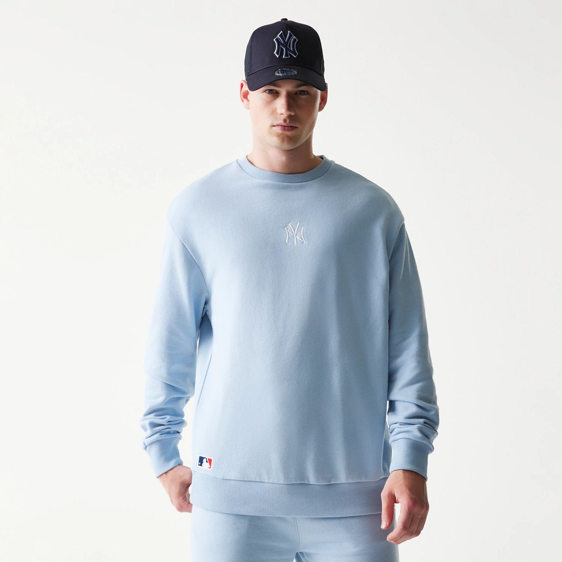 The model is wearing this MLB League Essential Midi New York Yankees Oversized Crew Neck Sweater in pastel blue. 1