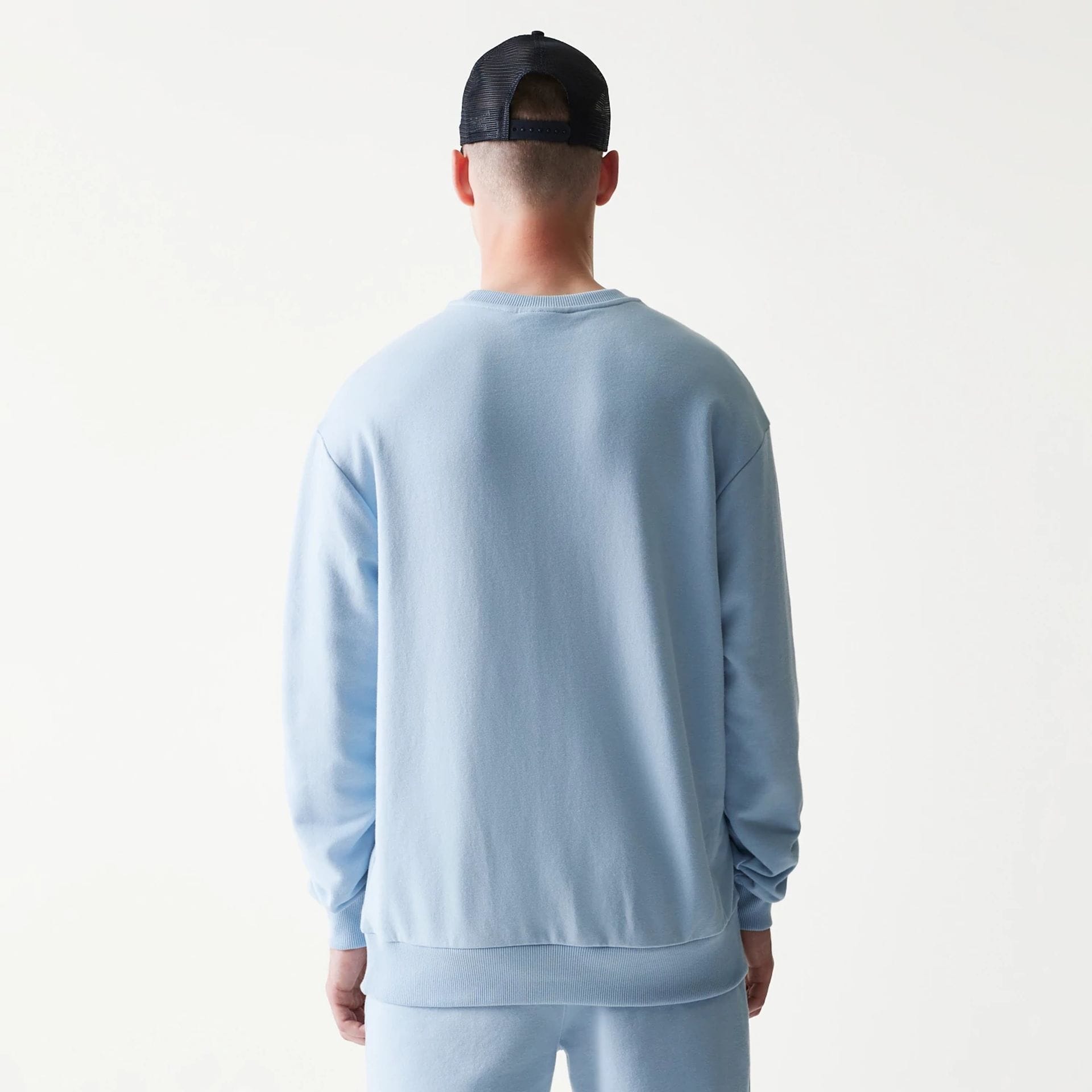The model is wearing this MLB League Essential Midi New York Yankees Oversized Crew Neck Sweater in pastel blue. 2