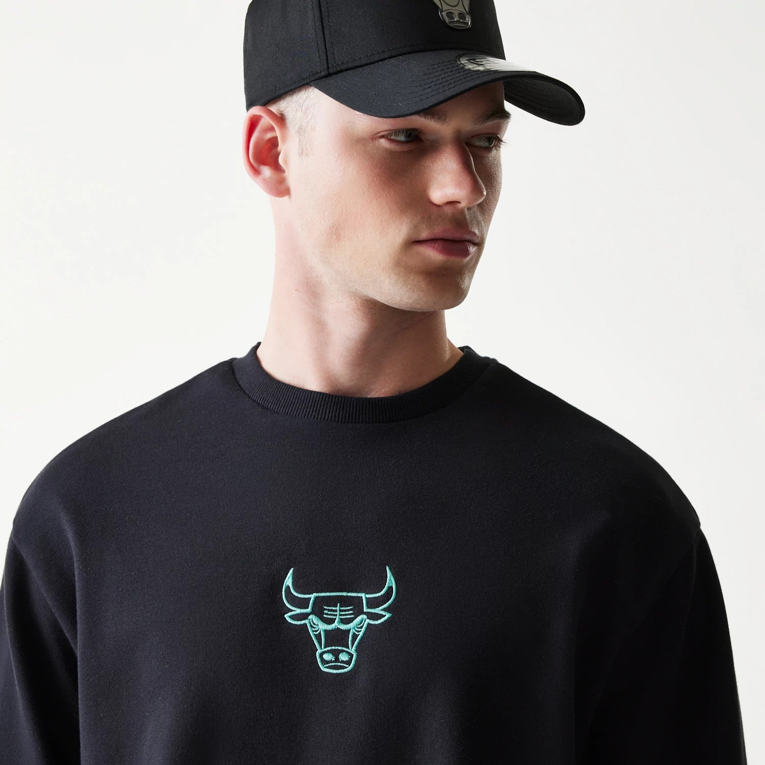 The model is wearing this NBA League Essential Chicago Bulls Oversized Crew Neck Sweater in black. 4