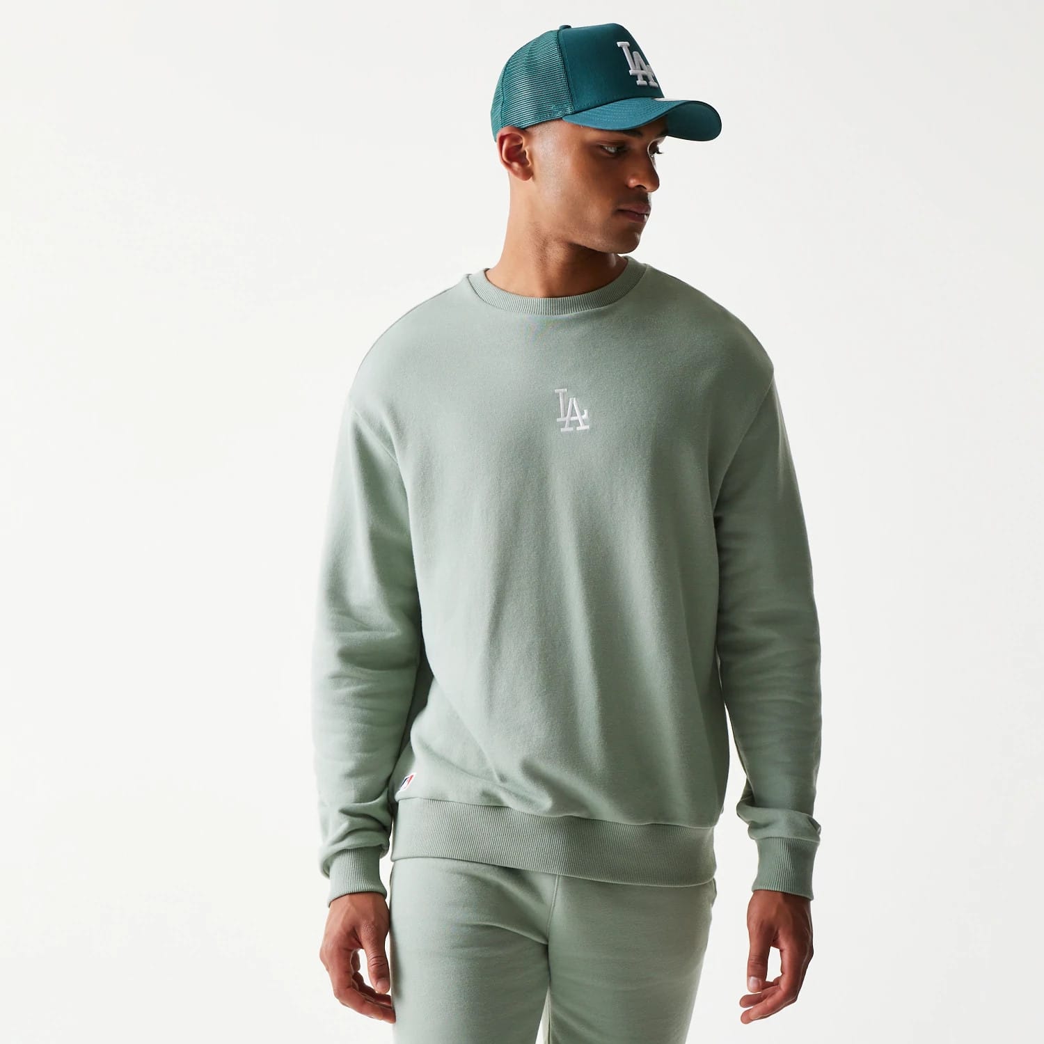 The model is wearing this MLB League Essential Midi LA Dodgers Oversized Crew Neck Sweater in green. 1