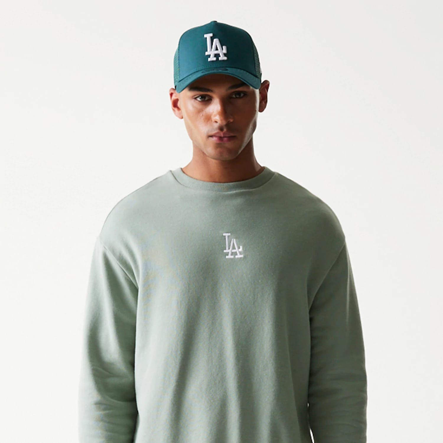 The model is wearing this MLB League Essential Midi LA Dodgers Oversized Crew Neck Sweater in green. 3