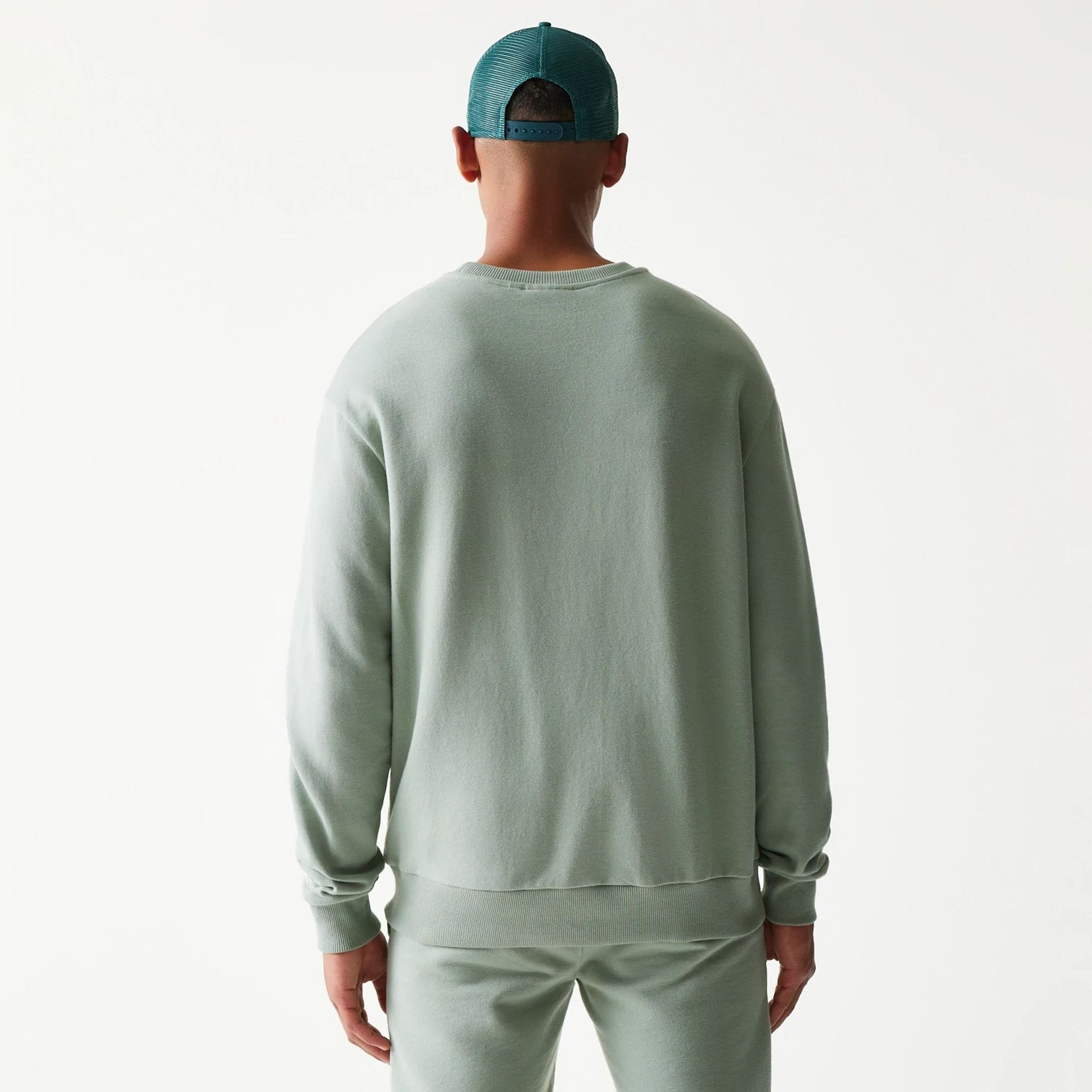 The model is wearing this MLB League Essential Midi LA Dodgers Oversized Crew Neck Sweater in pastel green. 2