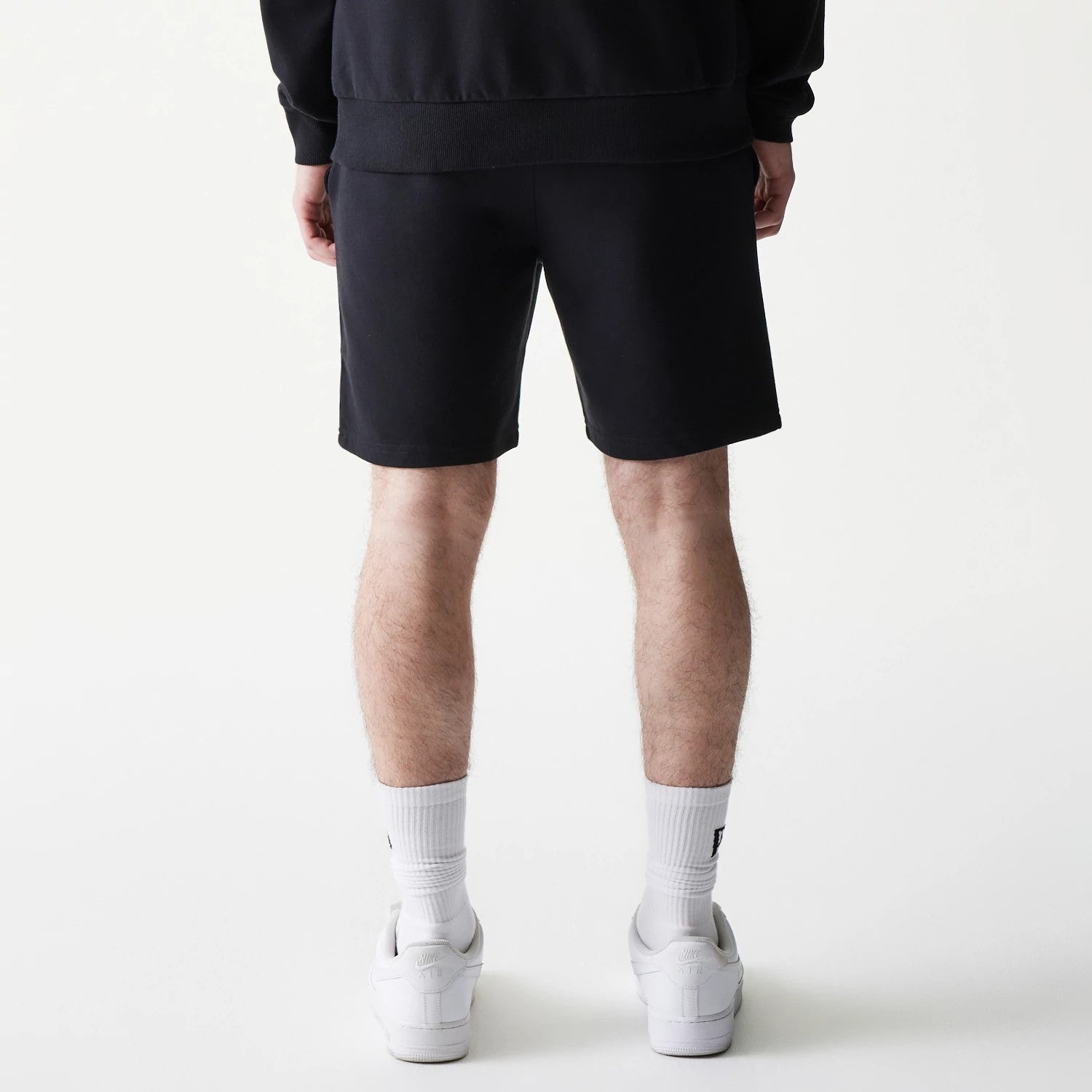 The model is wearing this NBA Core Chicago Bulls Shorts in black. 2