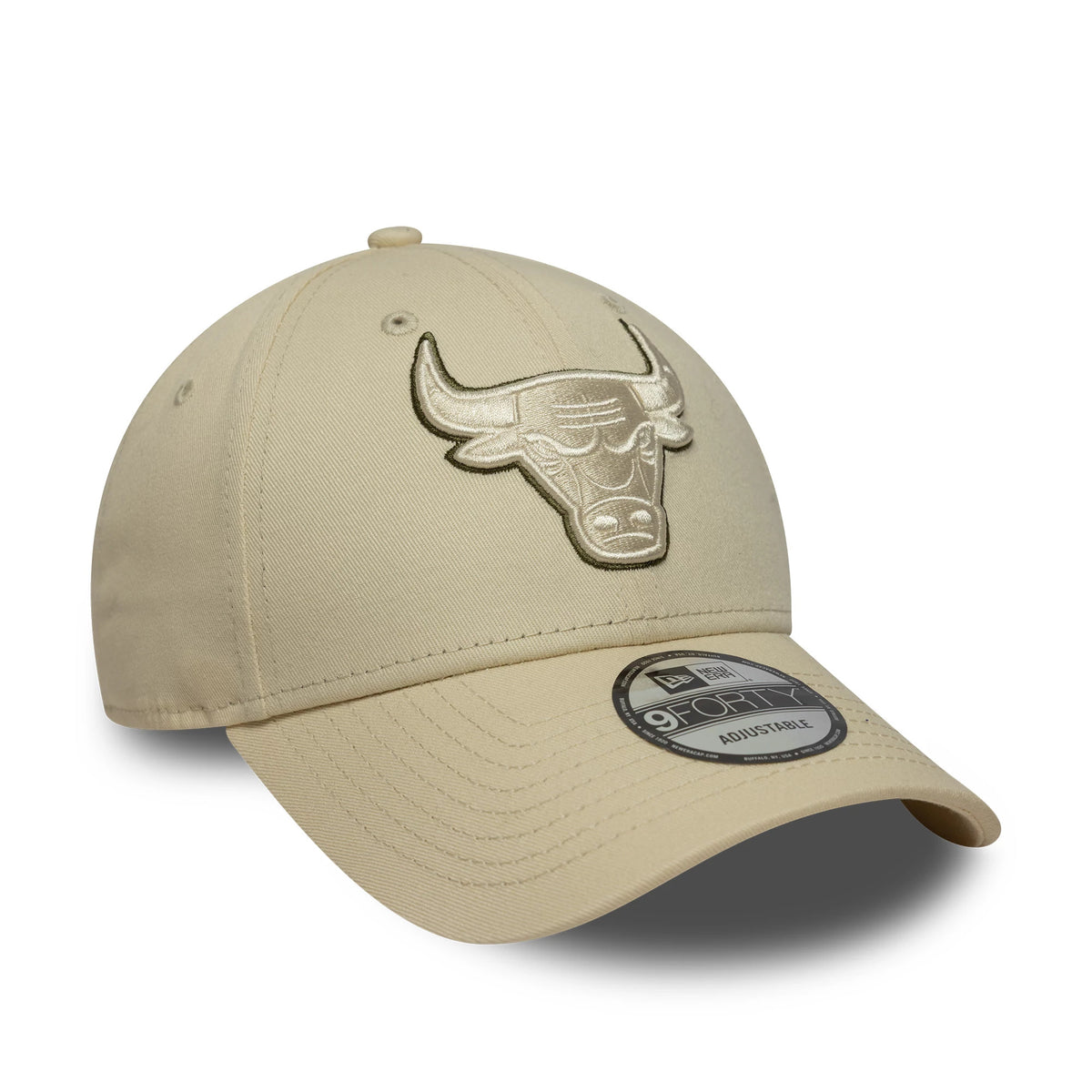 Chicago Bulls NBA Team Outline Light Beige New Era 9FORTY Cap, three-quarter view showing the raised beige and olive embroidered Bulls logo on the front panel, a curved visor with a 9FORTY size sticker, and top button, all in light beige.
