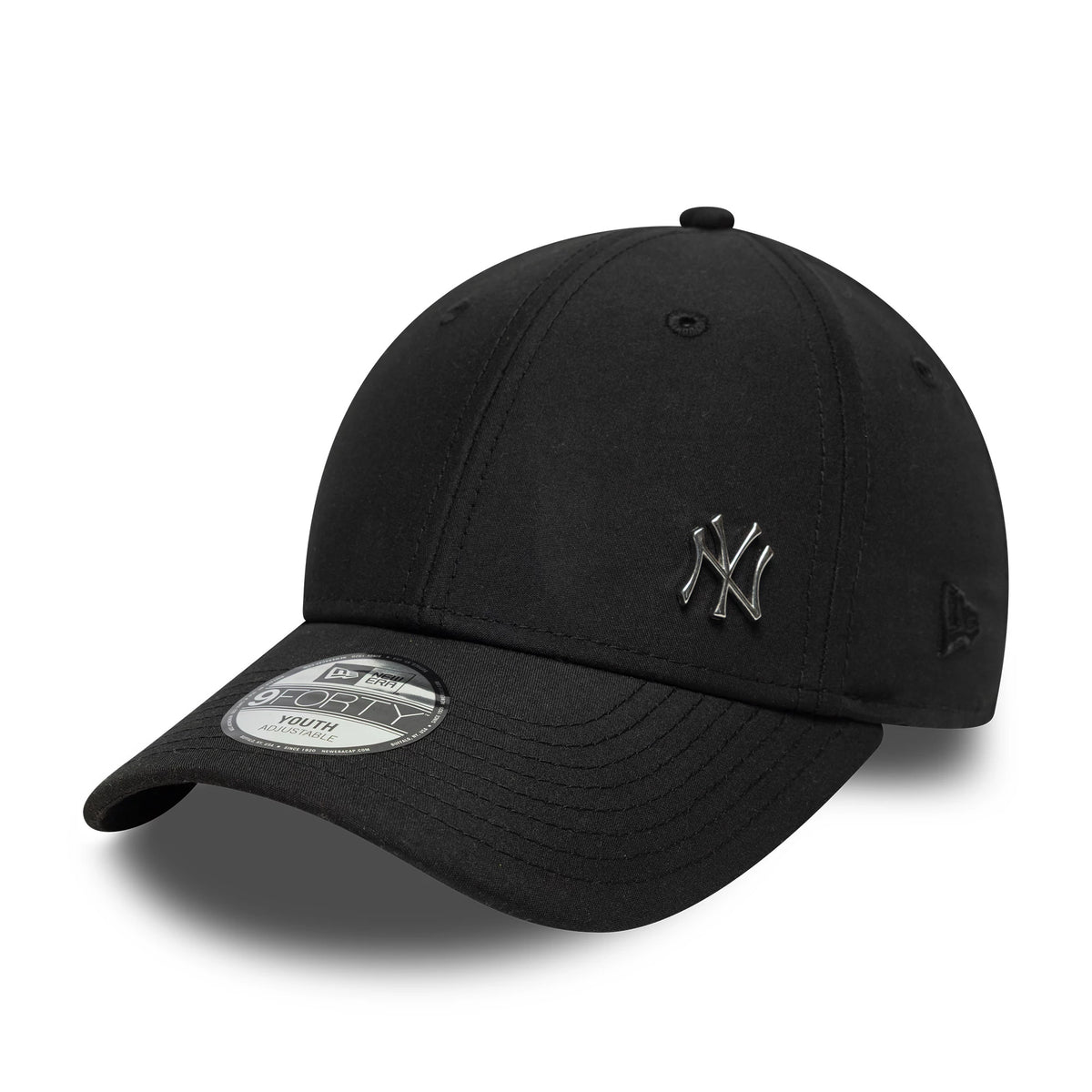 New York Yankees Youth MLB Flawless Black New Era 9FORTY Cap, three-quarter view with a black NY logo on the front panel, a curved visor with a 9FORTY size sticker, and the New Era flag logo on the left side.