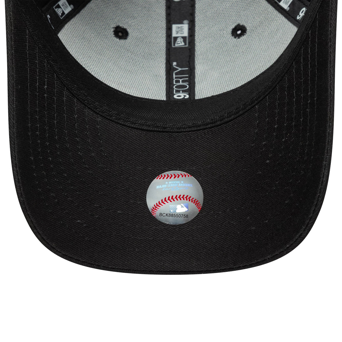 New York Yankees Youth MLB Fruit Icon Black New Era 9FORTY Cap, inside view showing a grey undervisor with 9FORTY taping, a black sweatband and a baseball motif size sticker on the black visor.