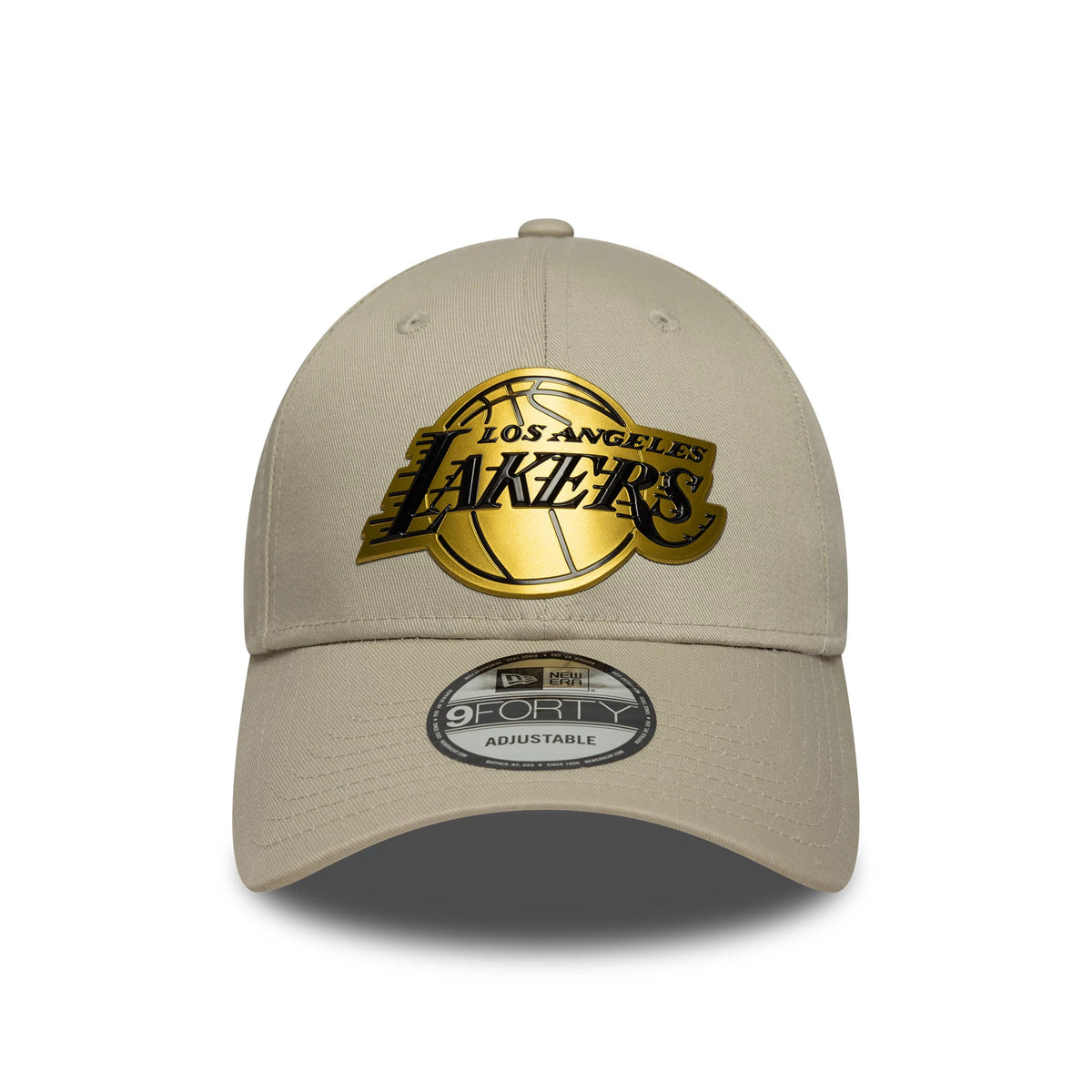LA Lakers NBA Metallic Light Beige New Era 9FORTY Cap, front view showing the gold and black Lakers logo embroidered on the structured beige crown with a curved visor and a 9FORTY size sticker on the visor.