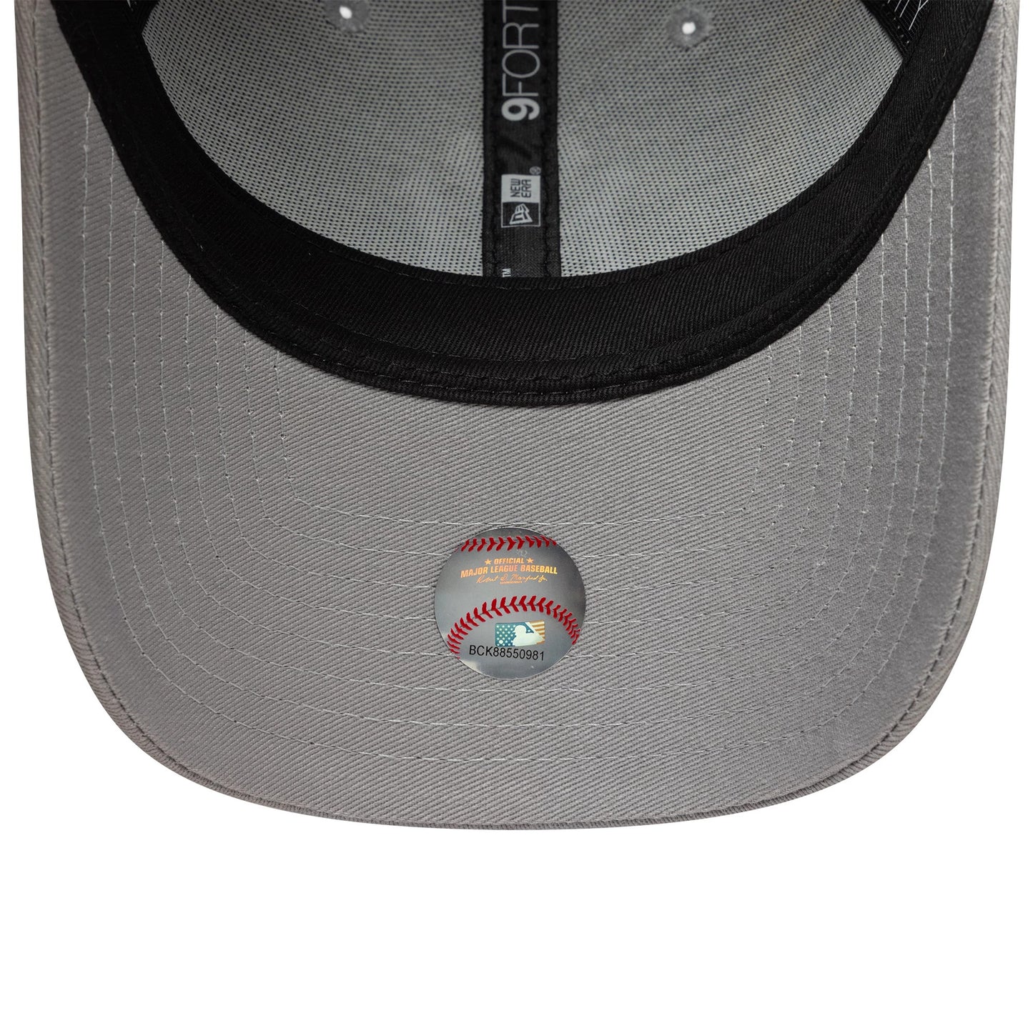 Pictured is this MLB Side Patch New York Yankees 9FORTY in grey. 6