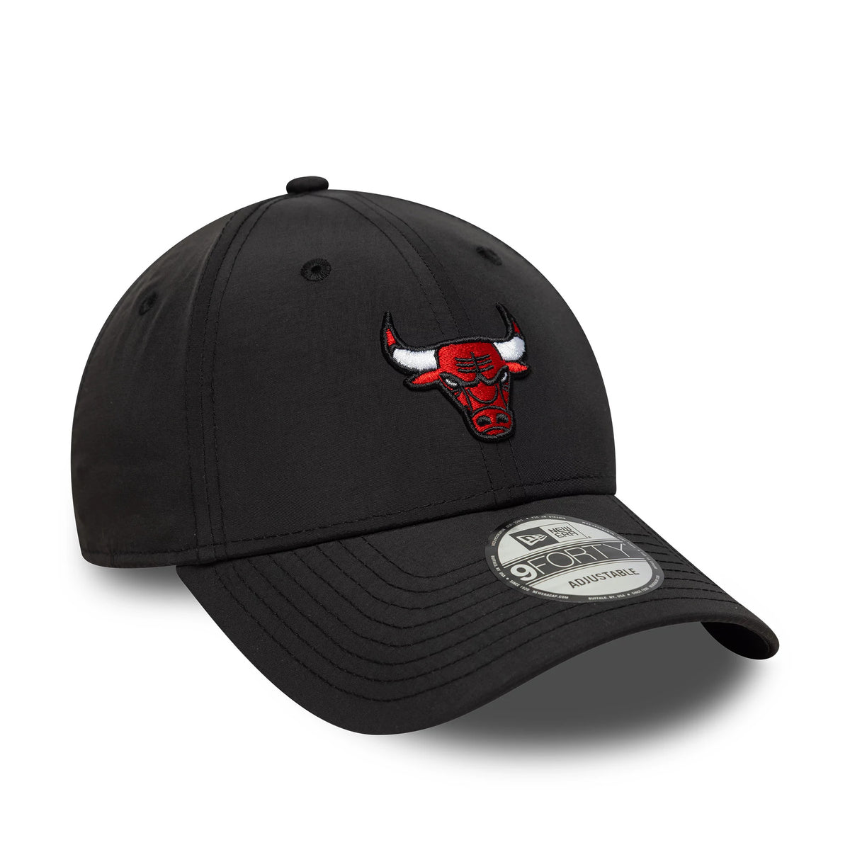 Chicago Bulls NBA Recycled Midi Black New Era 9FORTY Cap, three-quarter view showing the red and white embroidered bull logo on the front panel, black curved visor, and 9FORTY size sticker.
