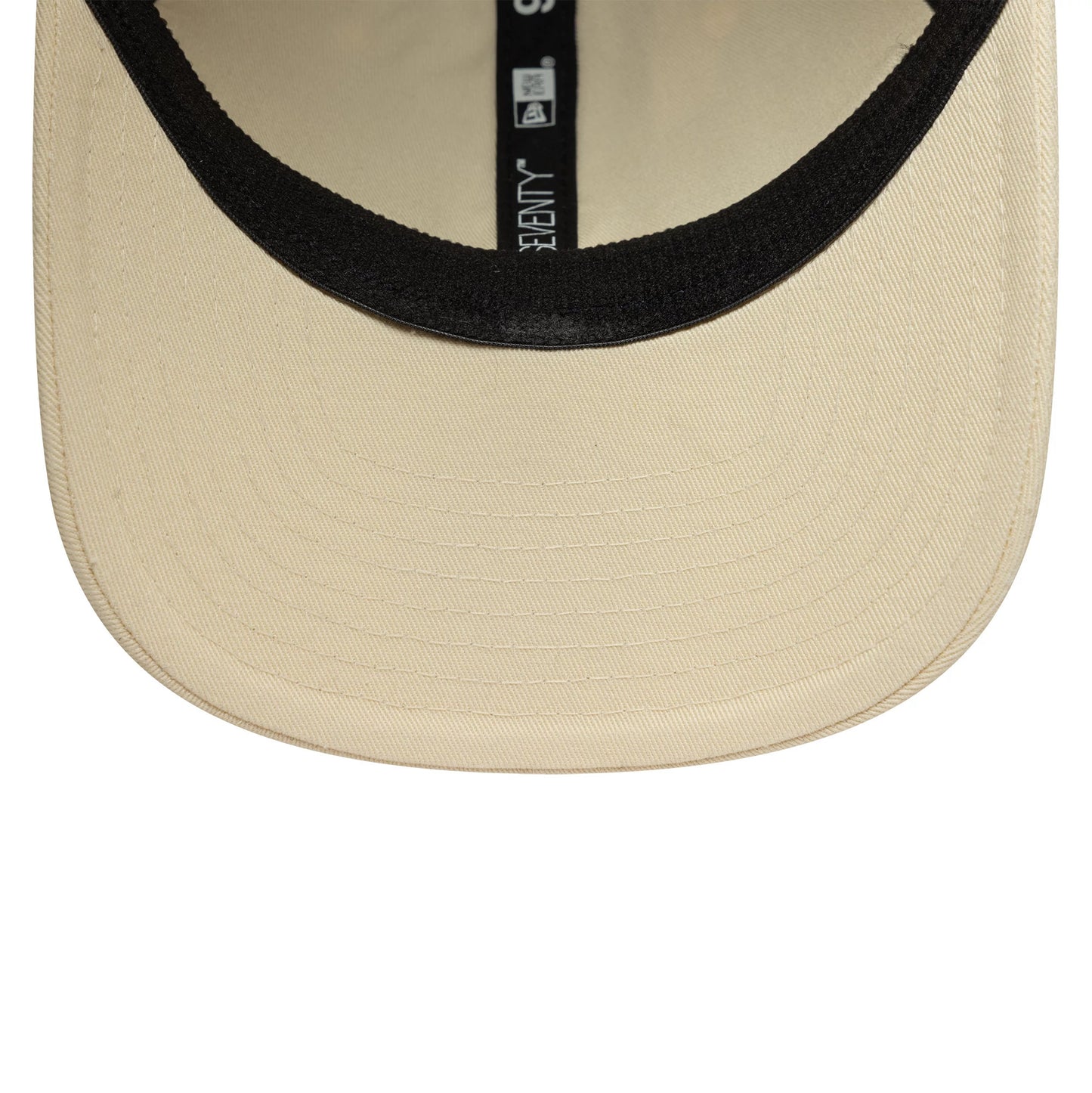 Pictured is this Ducati Motor Logo 9SEVENTY Stretch Snap in light beige. 5