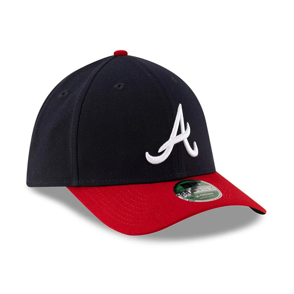 Braves MLB Player Replica Navy New Era 39THIRTY M-Crown Stretch Fit Cap, three-quarter view with a raised white embroidered A logo on the front panel, a red curved visor and a 39THIRTY size sticker on top.