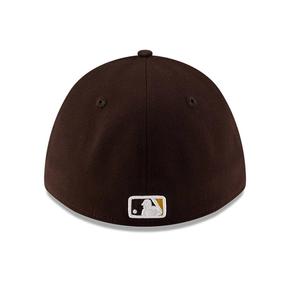 Padres MLB Player Replica Dark Brown New Era 39THIRTY M-Crown Stretch Fit Cap, rear view showing the white embroidered MLB Batterman logo at the centre of the back panels on the dark brown crown.