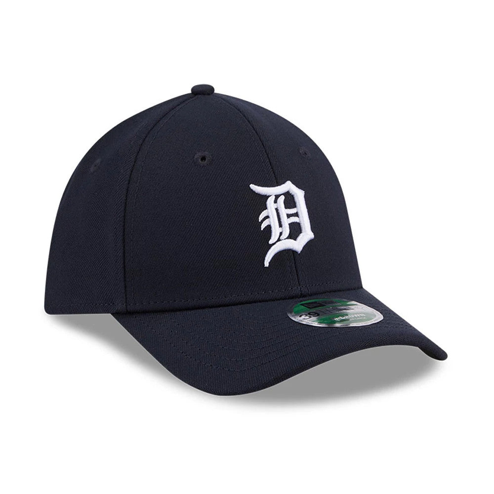 Detroit Tigers MLB Player Replica Navy New Era 39THIRTY M-Crown Stretch-Fit Cap, three-quarter view showing the raised white Detroit D logo embroidered on the front panel, a curved navy visor, and a 39THIRTY size sticker on the visor.