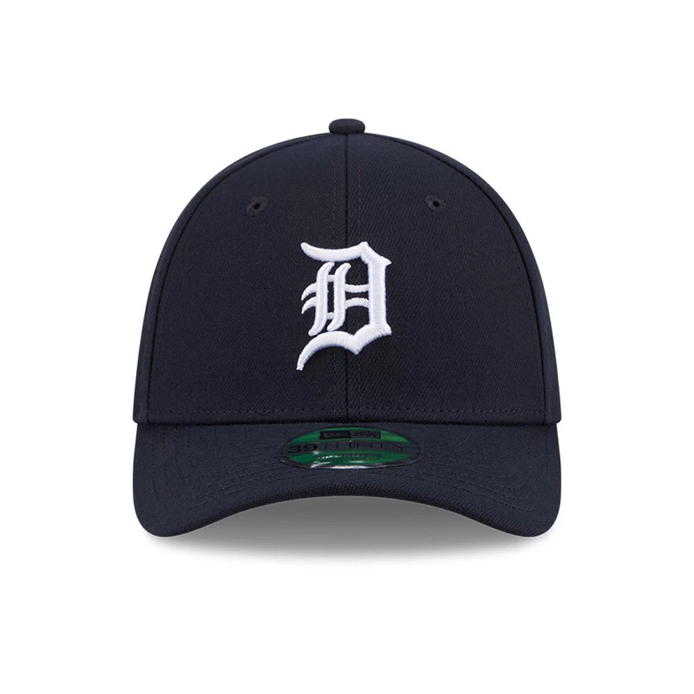 Detroit Tigers MLB Player Replica Navy New Era 39THIRTY M-Crown Stretch-Fit Cap, front view with a white raised embroidered team logo on the front panel above the curved navy visor, featuring a 39THIRTY size sticker.