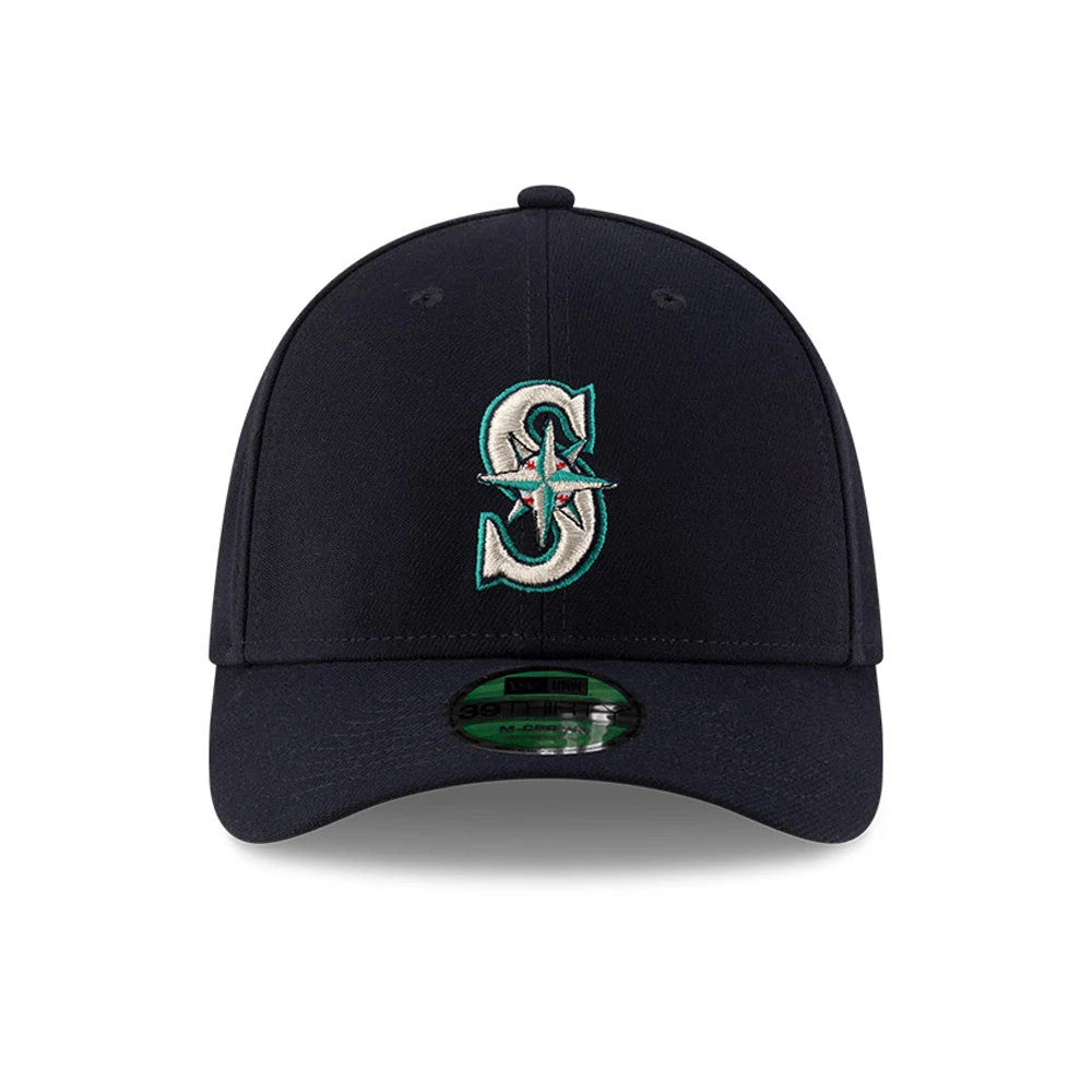 Seattle Mariners MLB Player Replica Navy New Era 39THIRTY M-Crown Stretch Fit Cap, front view showing the raised teal and white embroidered Mariners logo on the structured navy crown and a 39THIRTY size sticker on the navy curved visor.