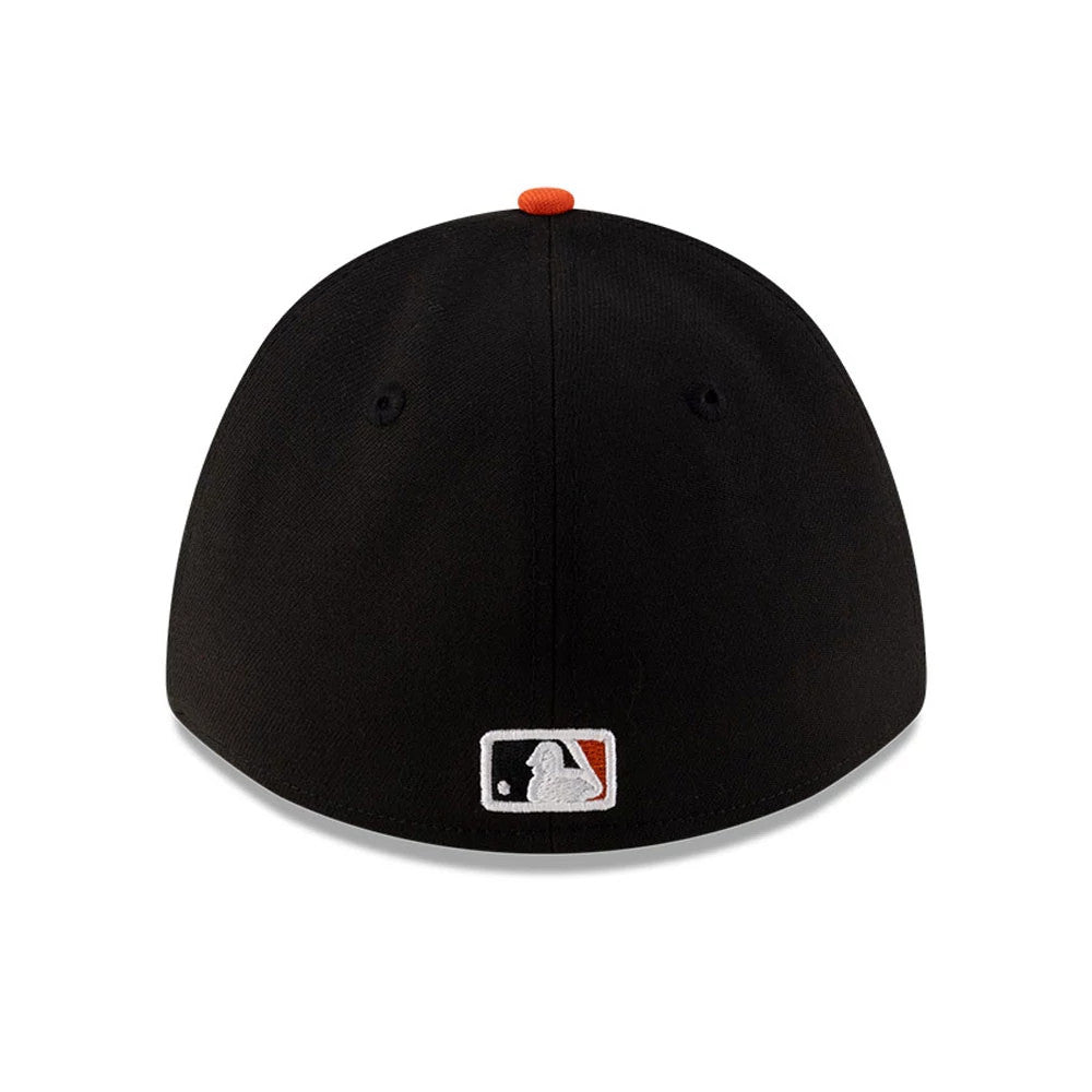Giants MLB Player Replica Black New Era 39THIRTY M-Crown Stretch Fit Cap, rear view showing the white embroidered MLB Batterman logo centred on the back panels, with a black crown and an orange top button.