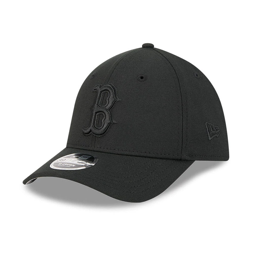 Boston Red Sox MLB Outline Black New Era 39THIRTY M-Crown Stretch Fit Cap, three-quarter view showing the raised black embroidered B logo on the front panel, black curved visor, and 39THIRTY size sticker on the top.