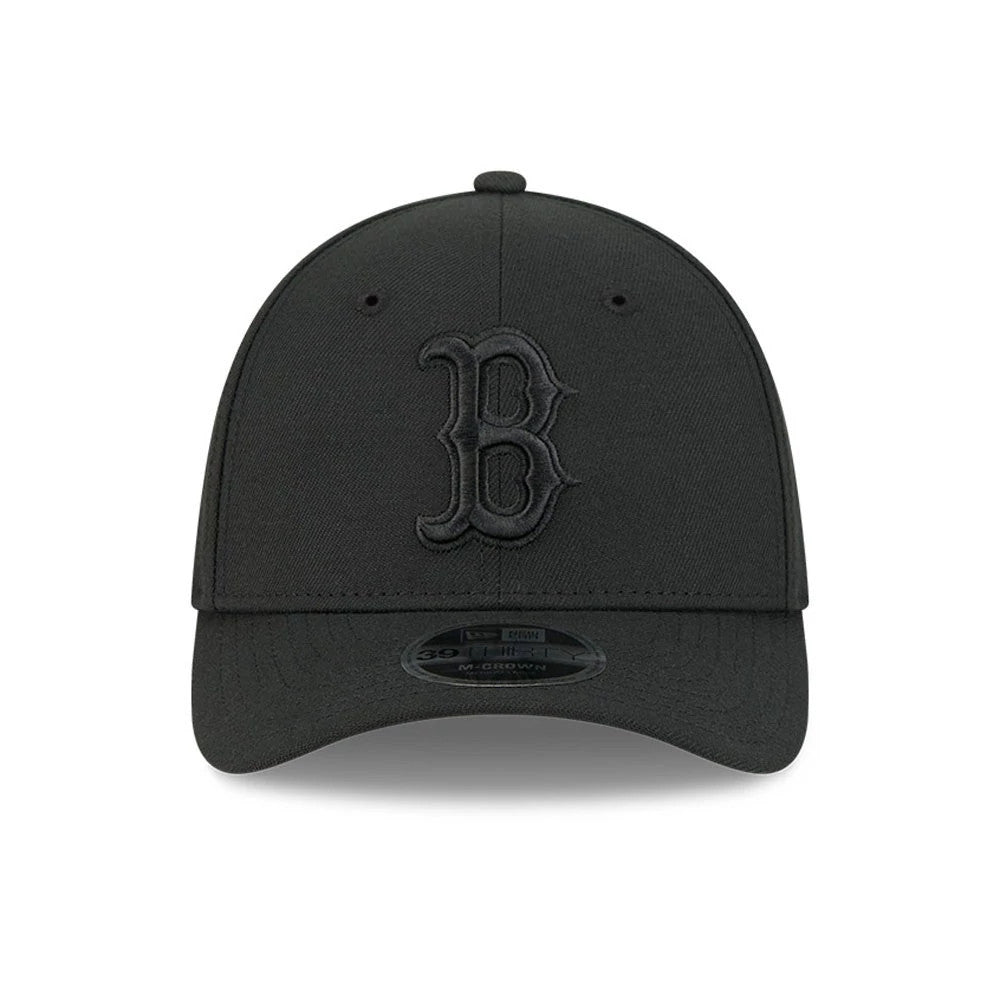 Boston Red Sox MLB Outline Black New Era 39THIRTY M-Crown Stretch Fit Cap, front view showing the raised black embroidered B logo on the crown, with a curved black visor and a 39THIRTY size sticker.