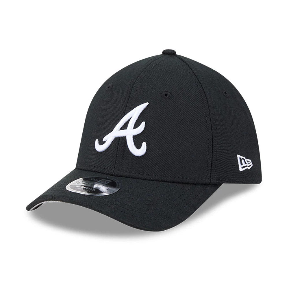 Atlanta Braves MLB Black New Era 39THIRTY M-Crown Stretch Fit Cap, three-quarter view showing the raised white A logo embroidered on the front panel, black curved visor with a 39THIRTY size sticker, and New Era flag logo on the left side.