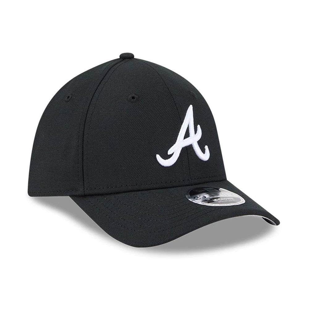 Atlanta Braves MLB Black New Era 39THIRTY M-Crown Stretch Fit Cap, three-quarter view showing the white embroidered A logo on the front panel, with a curved black visor and the 39THIRTY size sticker on the top.