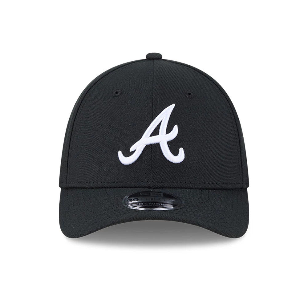 Atlanta Braves MLB Black New Era 39THIRTY M-Crown Stretch Fit Cap, front view showing the white raised embroidered A logo on the black front panel, with a black curved visor and 39THIRTY size sticker on the centre.