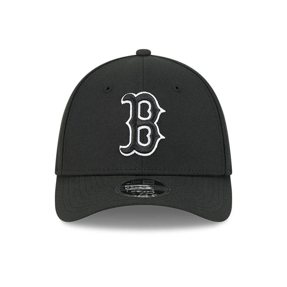 Boston Red Sox MLB Black New Era 39THIRTY M-Crown Stretch Fit Cap, front view showing a raised white embroidered B logo centred on the black structured crown with a 39THIRTY size sticker on the curved visor.