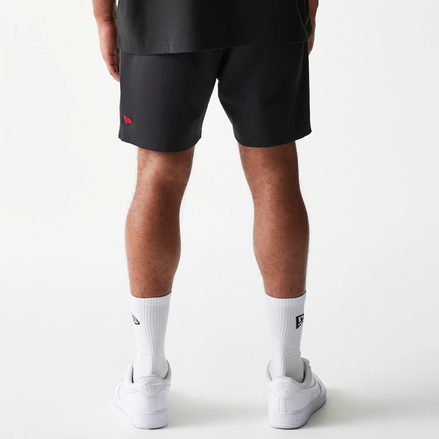 The model is wearing this NBA Match Chicago Bulls Oversized Shorts in black. 2