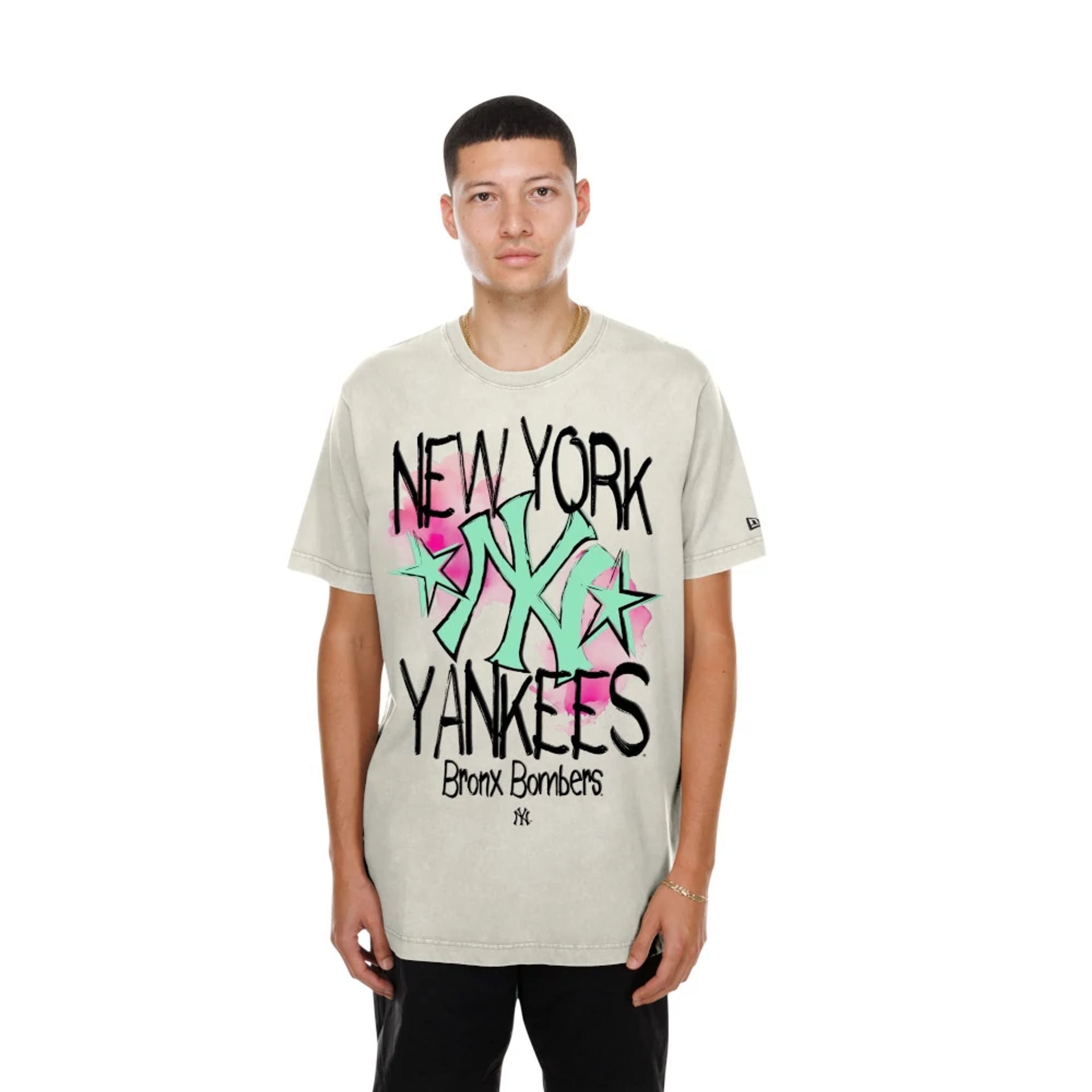 The model is wearing this MLB Street Art Graphic New York Yankees T-Shirt in light beige. 1