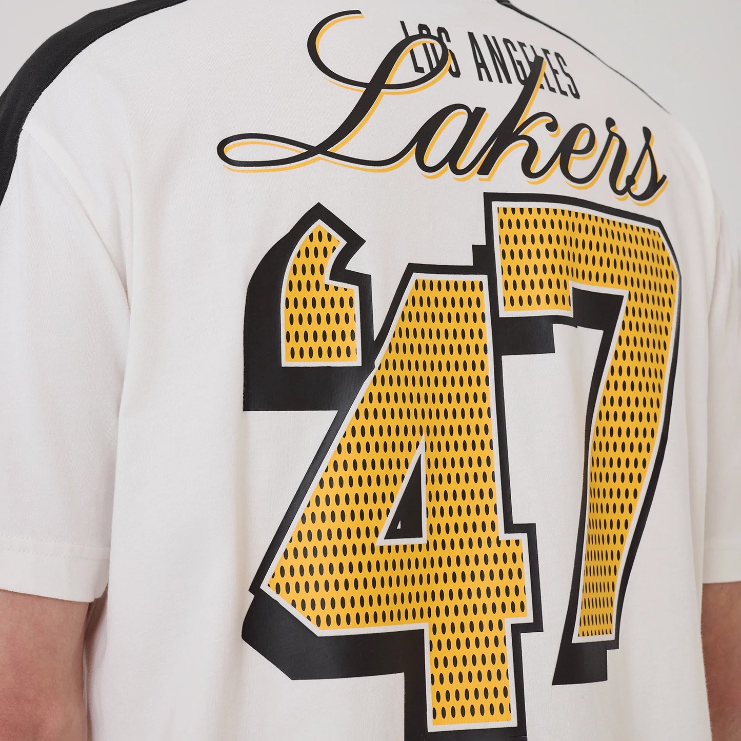 The model is wearing this NBA Sport Classic LA Lakers T-Shirt in white. 7