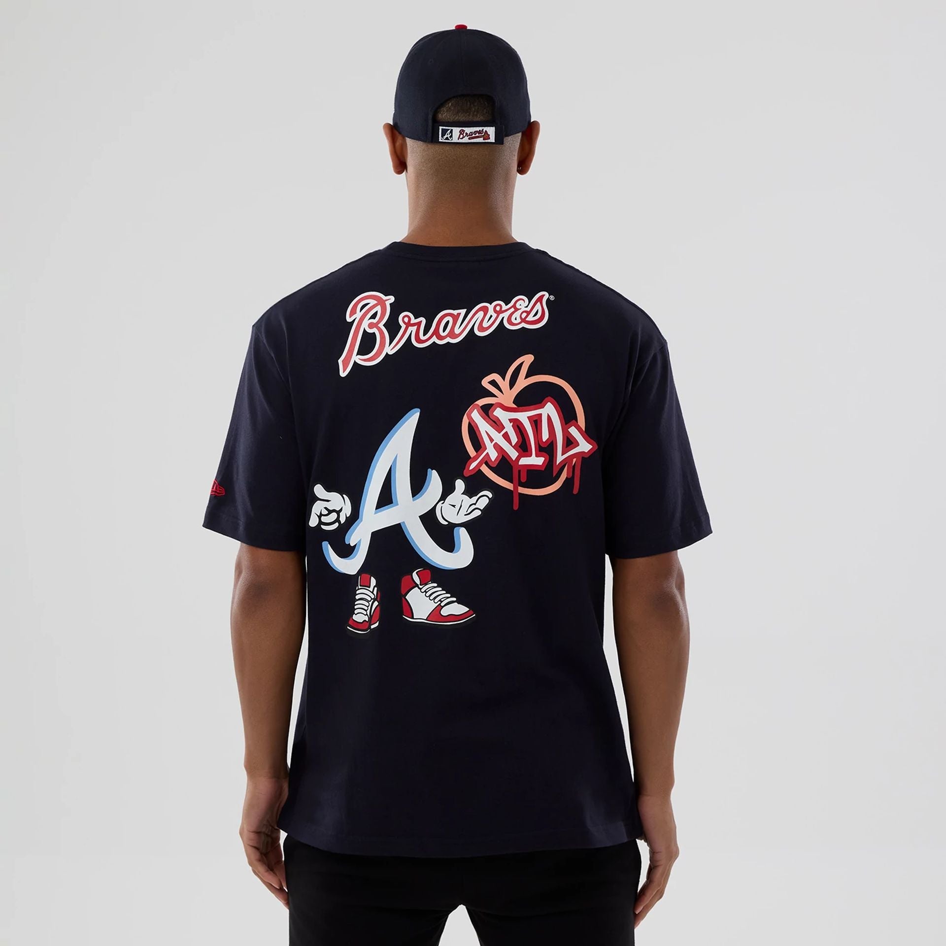 The model is wearing this MLB Graphic Atlanta Braves T-Shirt in navy. 2
