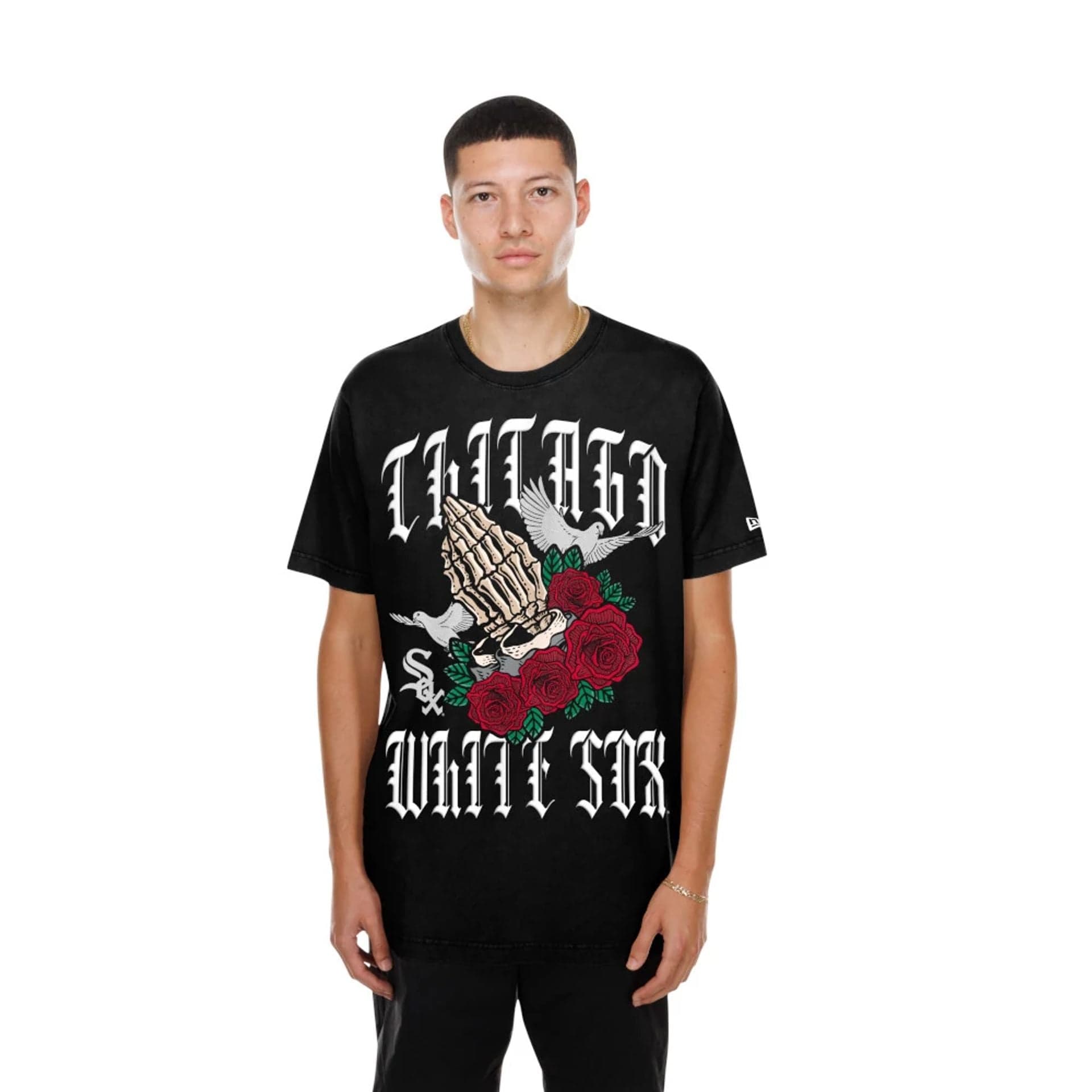 The model is wearing this MLB Script Graphic Chicago White Sox T-Shirt in black. 1