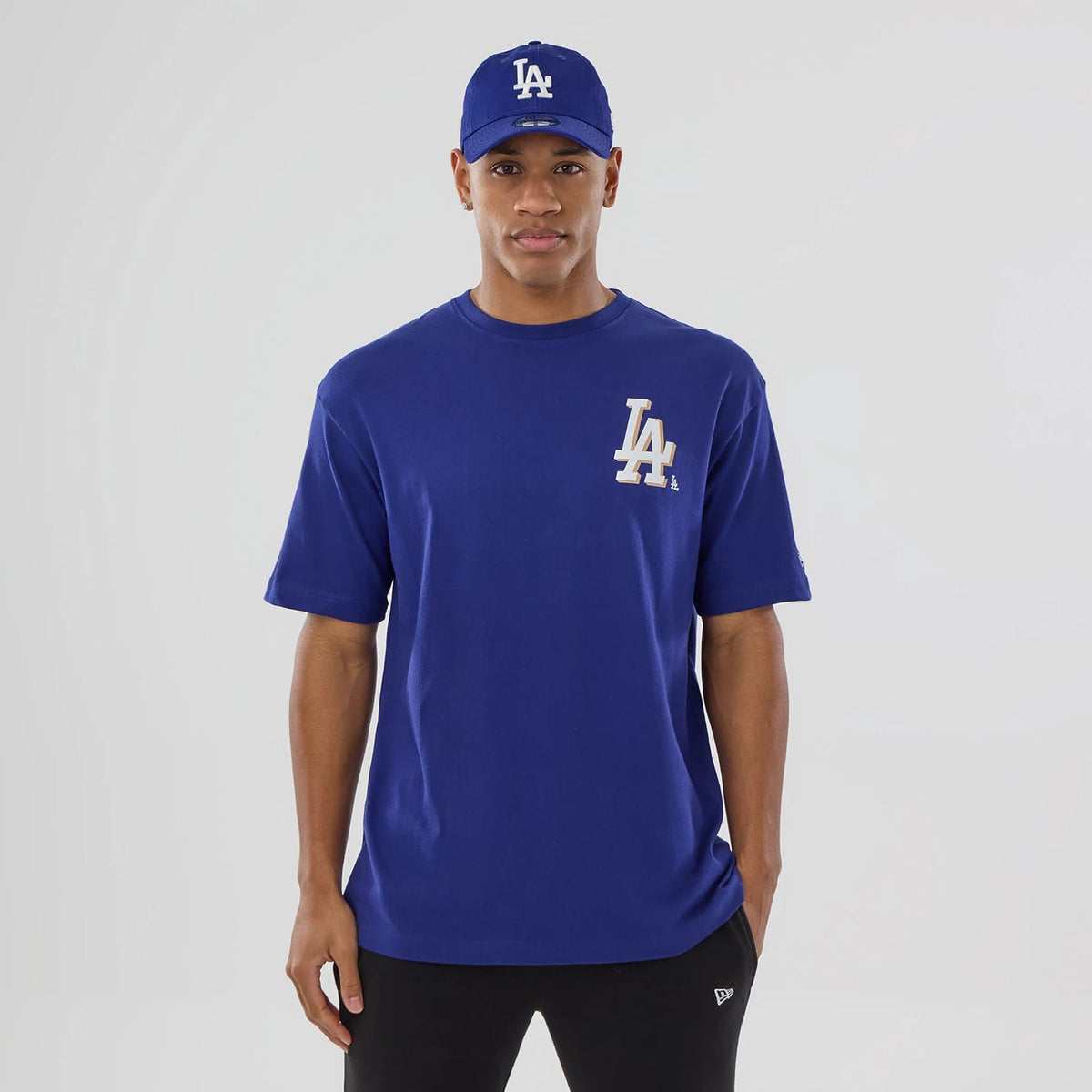 The model is wearing this MLB Graphic LA Dodgers T-Shirt in dark blue. 1