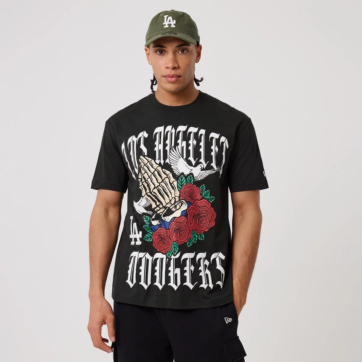 The model is wearing this MLB Script Graphic LA Dodgers T-Shirt in black. 1