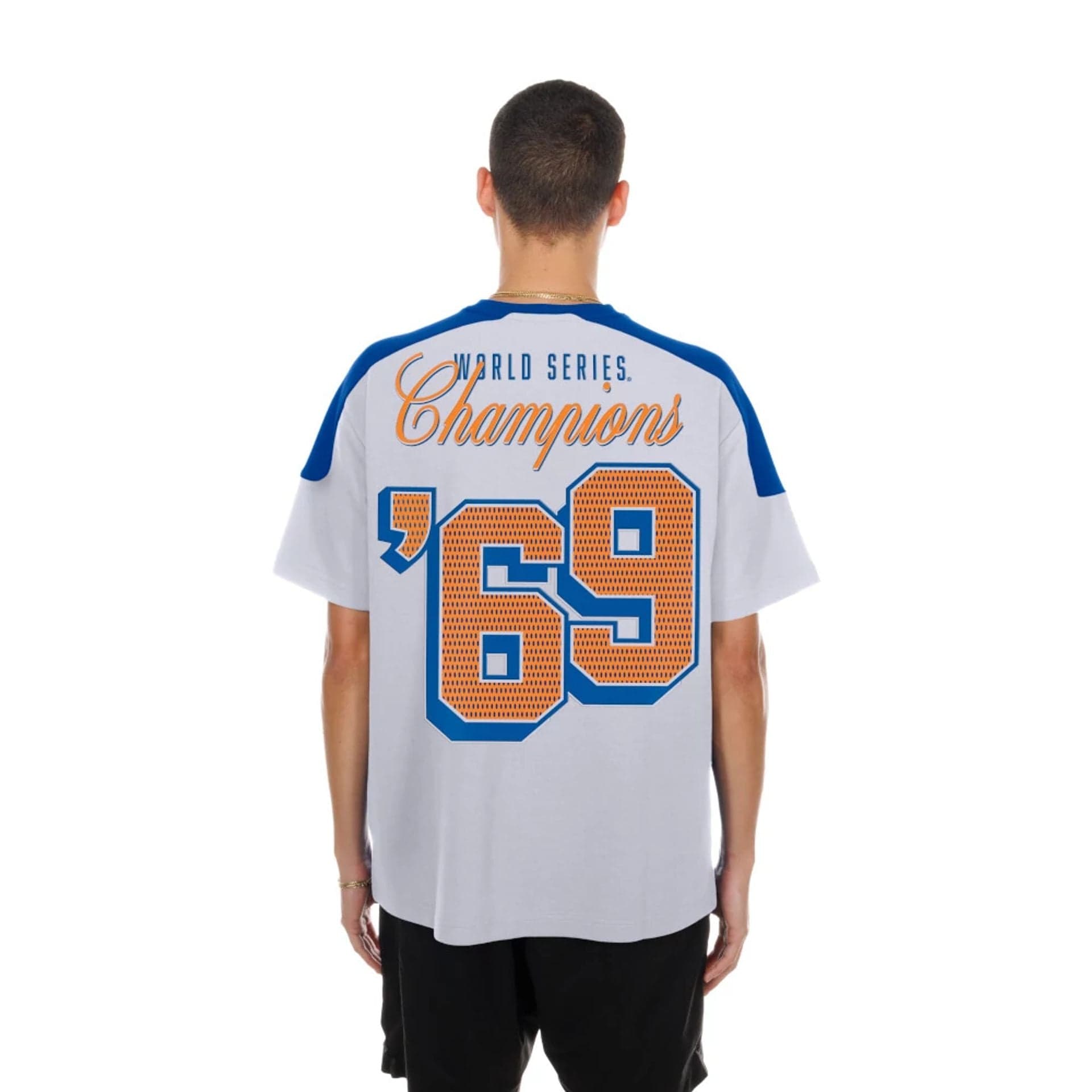 The model is wearing this MLB Sport Classic New York Mets T-Shirt in white. 2
