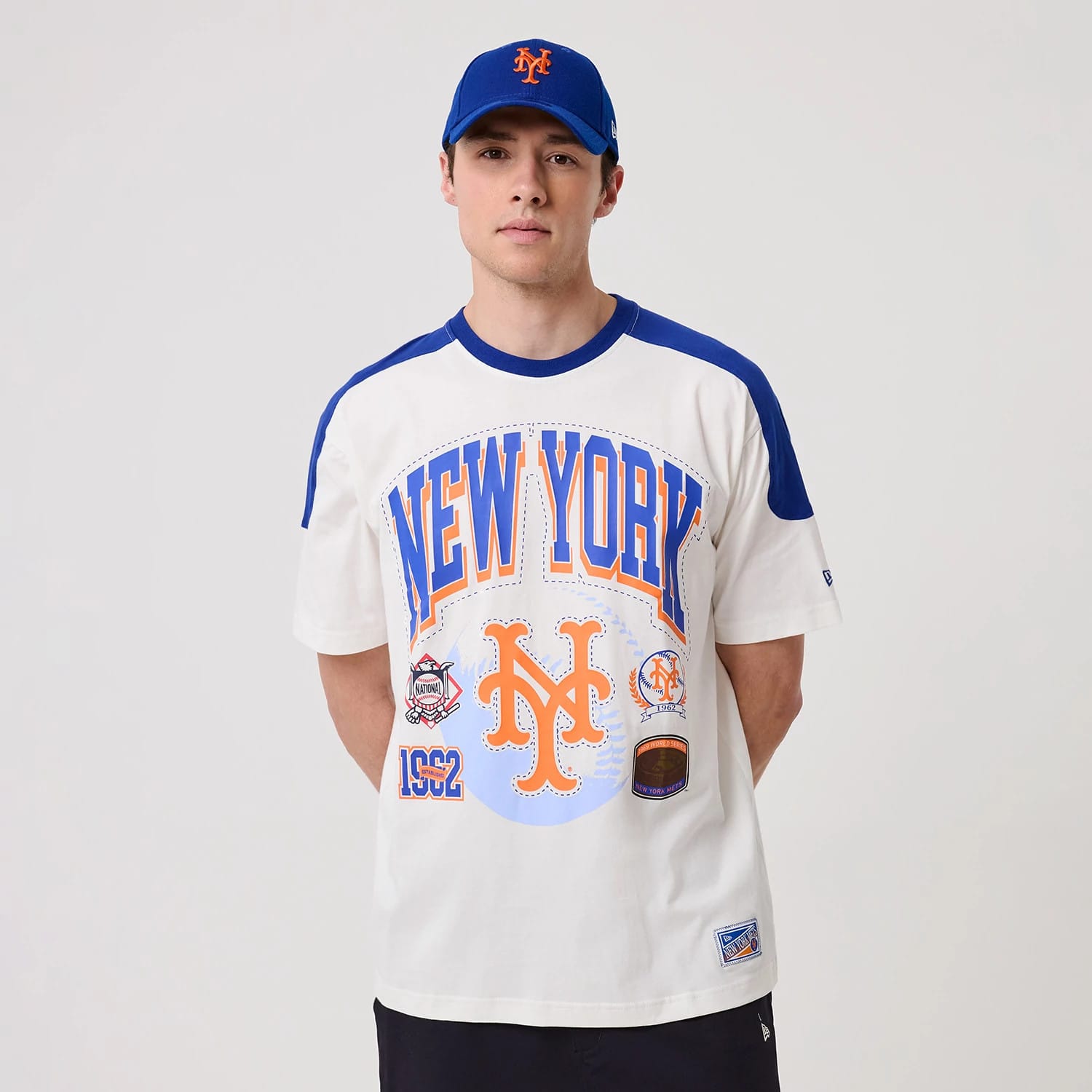 The model is wearing this MLB Sport Classic New York Mets T-Shirt in white. 1
