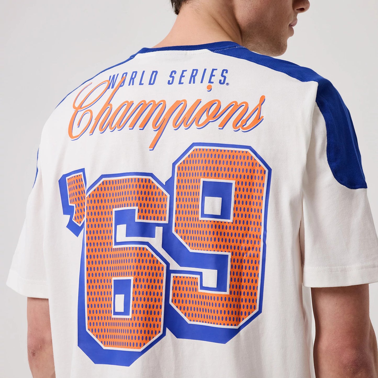 The model is wearing this MLB Sport Classic New York Mets T-Shirt in white. 6