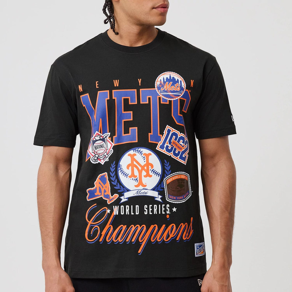 The model is wearing this MLB Sport Classic New York Mets T-Shirt in black. 3
