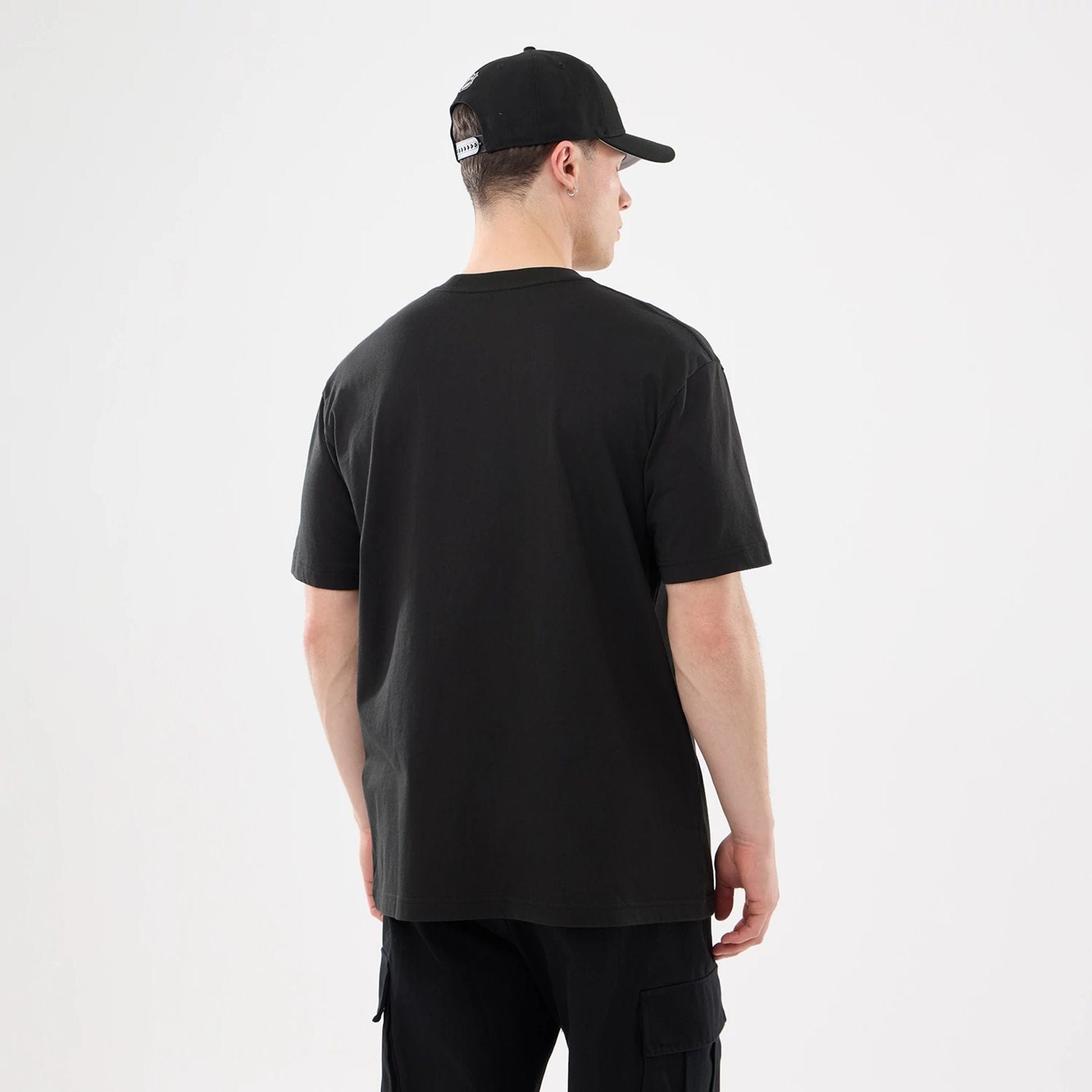 The model is wearing this NHL Sport Classic LA Kings T-Shirt in black. 2