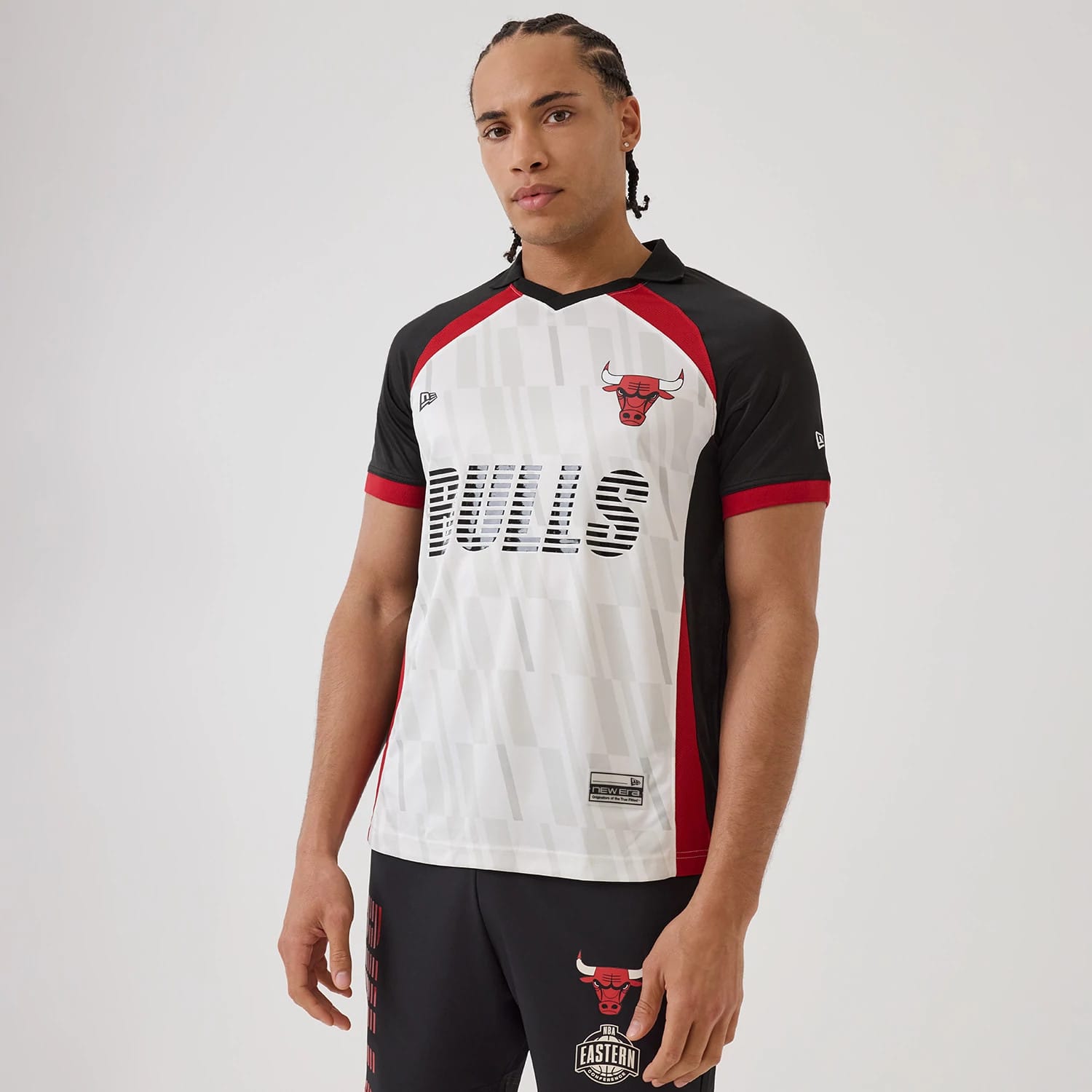 The model is wearing this NBA Match Chicago Bulls T-Shirt in white. 1
