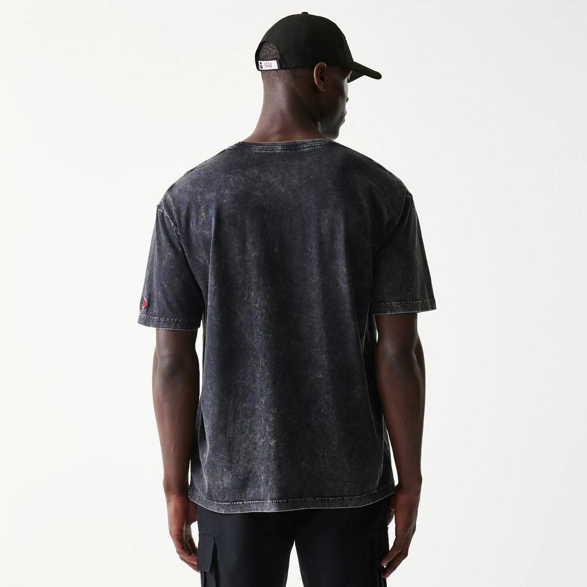 The model is wearing this NBA Chicago Bulls T-Shirt in black. 2