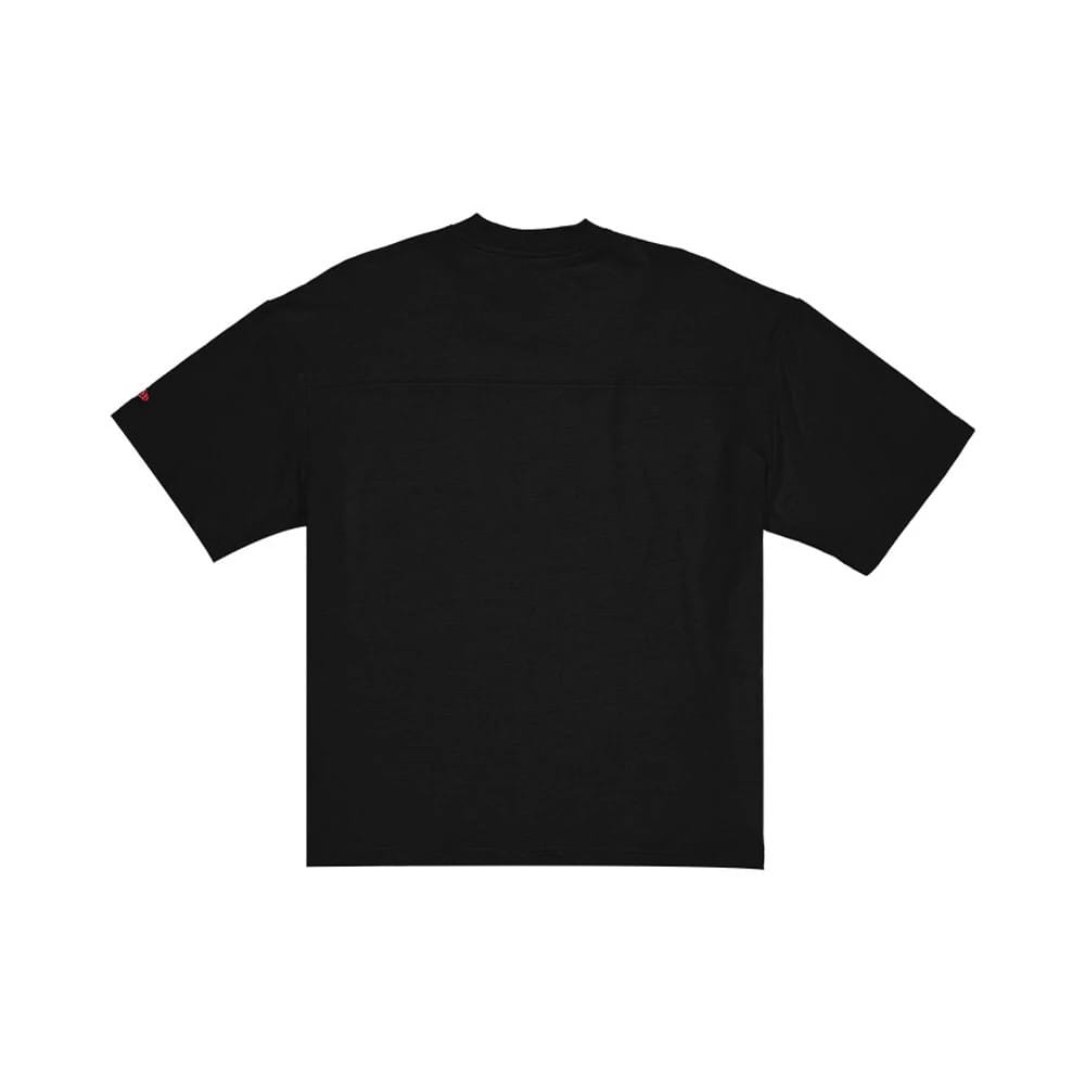 The model is wearing this NFL Kansas City Chiefs Boxy T-Shirt in black. 2