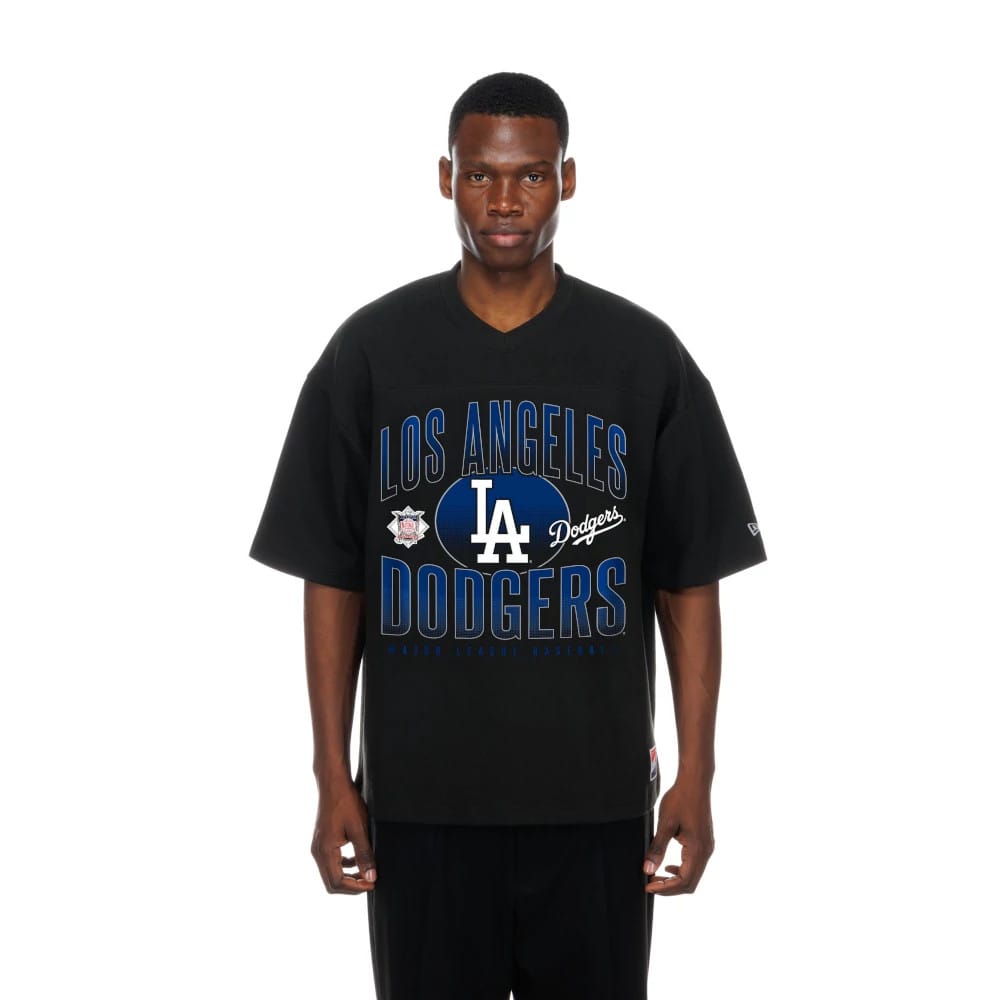 The model is wearing this MLB LA Dodgers Boxy T-Shirt in black. 1