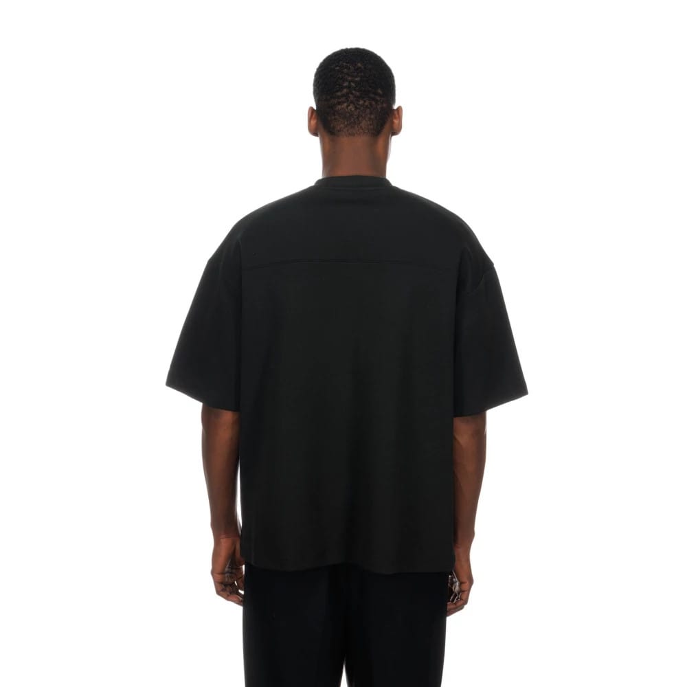 The model is wearing this MLB LA Dodgers Boxy T-Shirt in black. 2