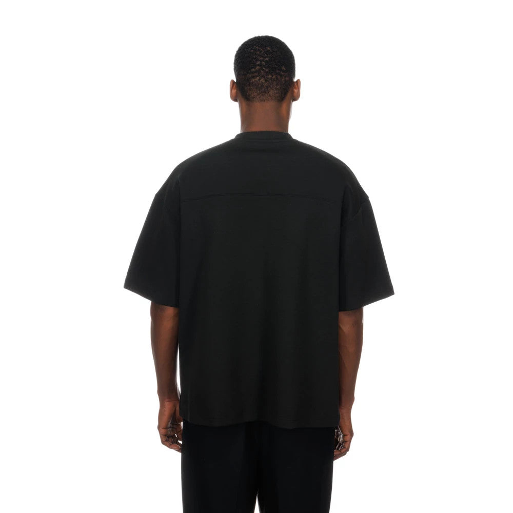 The model is wearing this MLB LA Dodgers Boxy T-Shirt in black. 2