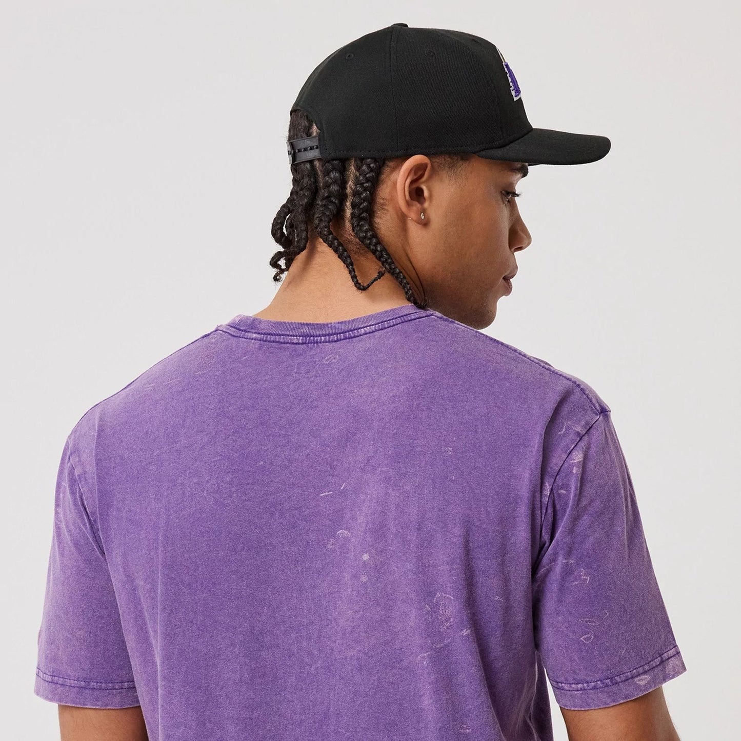 The model is wearing this NBA LA Lakers T-Shirt in purple. 5