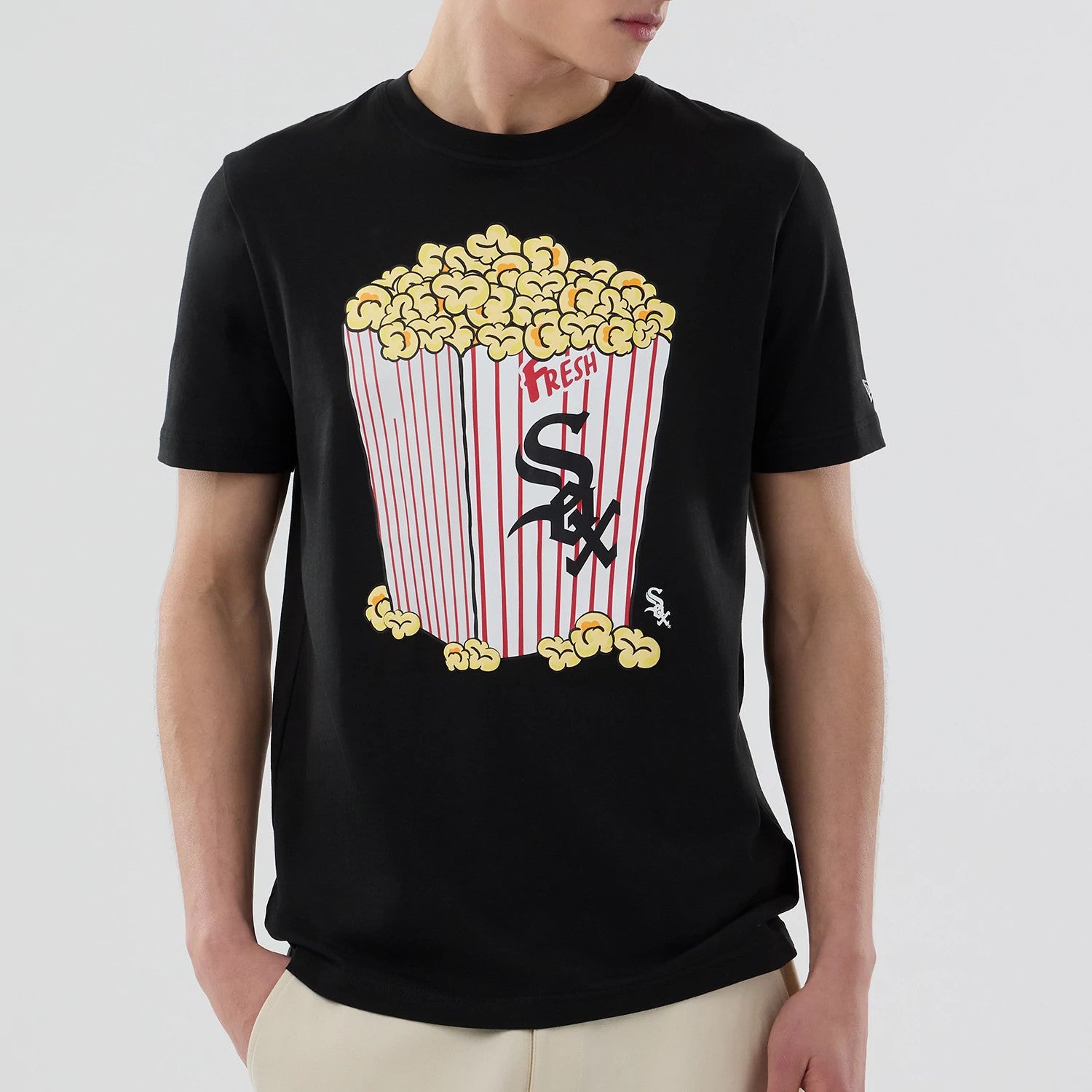 The model is wearing this MLB Popcorn Chicago White Sox T-Shirt in black. 3