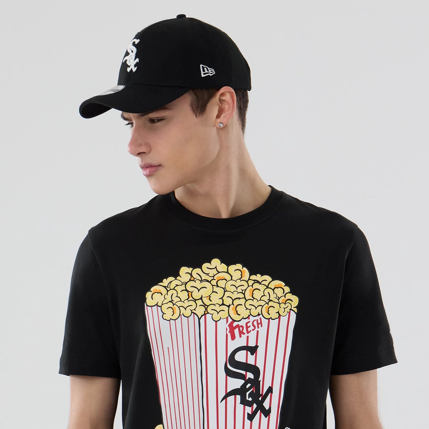 The model is wearing this MLB Popcorn Chicago White Sox T-Shirt in black. 7