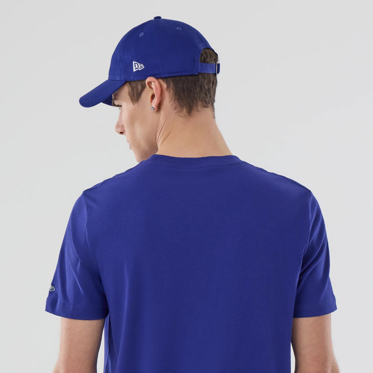 The model is wearing this MLB Popcorn LA Dodgers T-Shirt in dark blue. 7
